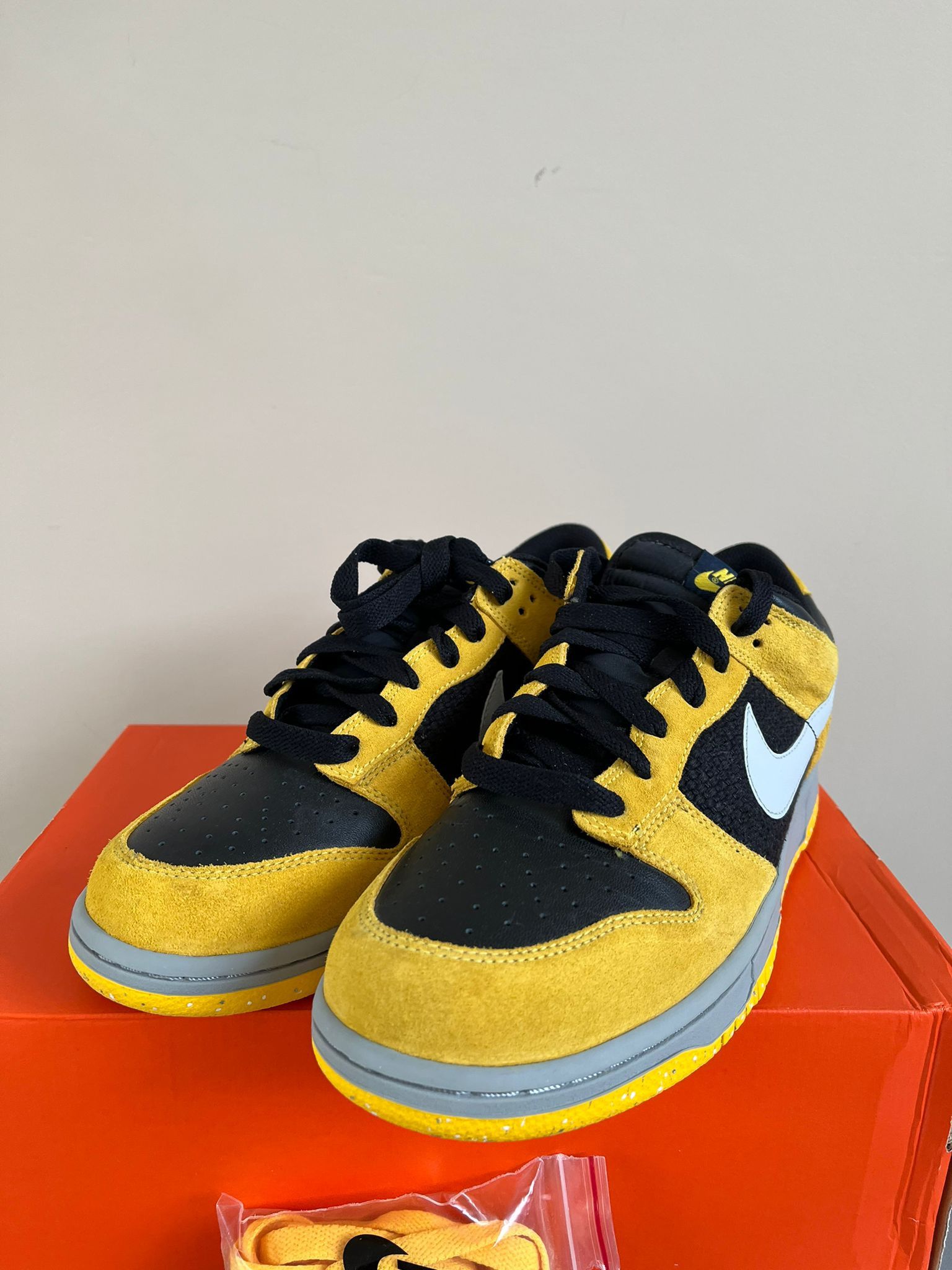 Nike 2006 Low Top Dunks in Varsity Maize Size US 10.5 / EU 43-44 - 11 Thumbnail