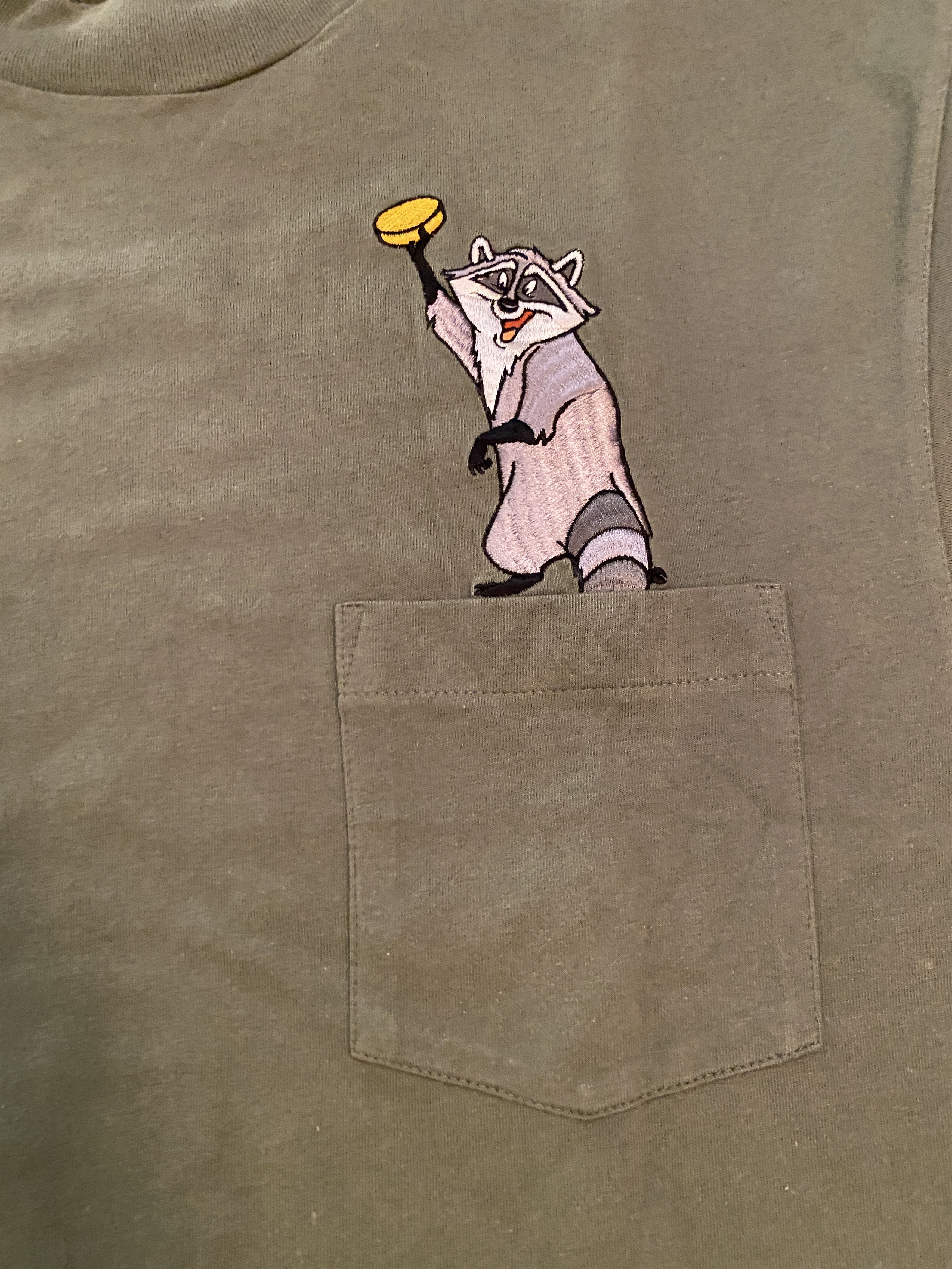 Disney Vintage 90's Pocahontas Meeko Racoon Embroidered Disney Tee Size US M / EU 48-50 / 2 - 2 Thumbnail