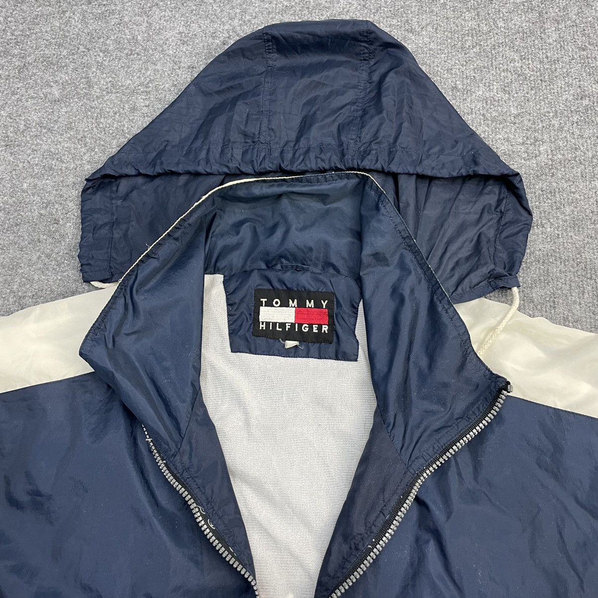 Tommy Hilfiger × Vintage Tommy Hilfiger Windbreaker Big Logo Size US XL / EU 56 / 4 - 7 Thumbnail