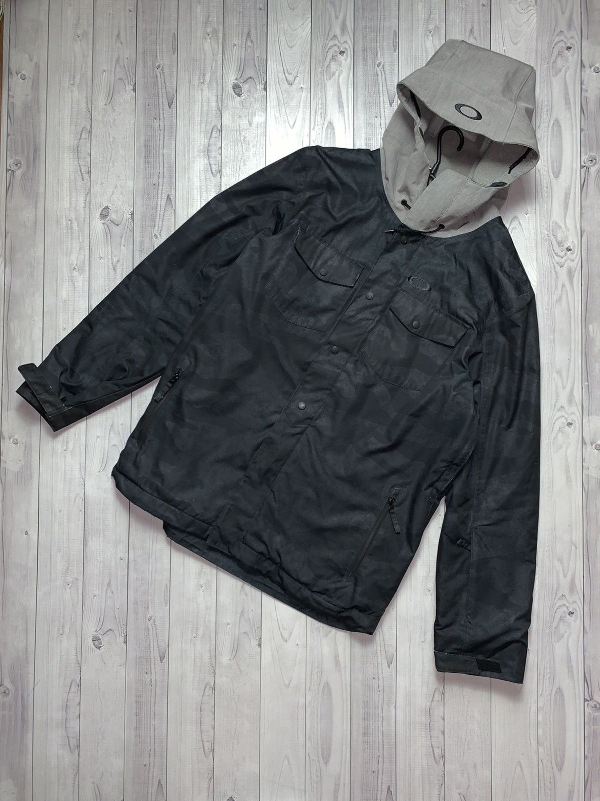 image of Oakley Ski Jacket Logo Size XL in Black, Men's