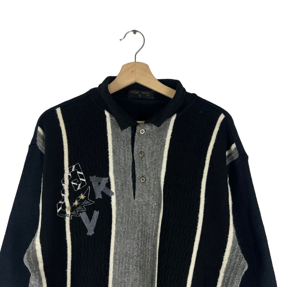 Japanese Brand VINTAGE RUDOLPH VALENTINO COLLAR SWEATSHIRT BIG LOGO Size US L / EU 52-54 / 3 - 3 Thumbnail
