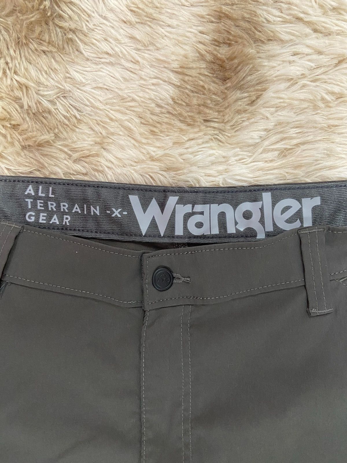 Wrangler All Terrain Gear Shorts Size US 40 / EU 56 - 1 Thumbnail