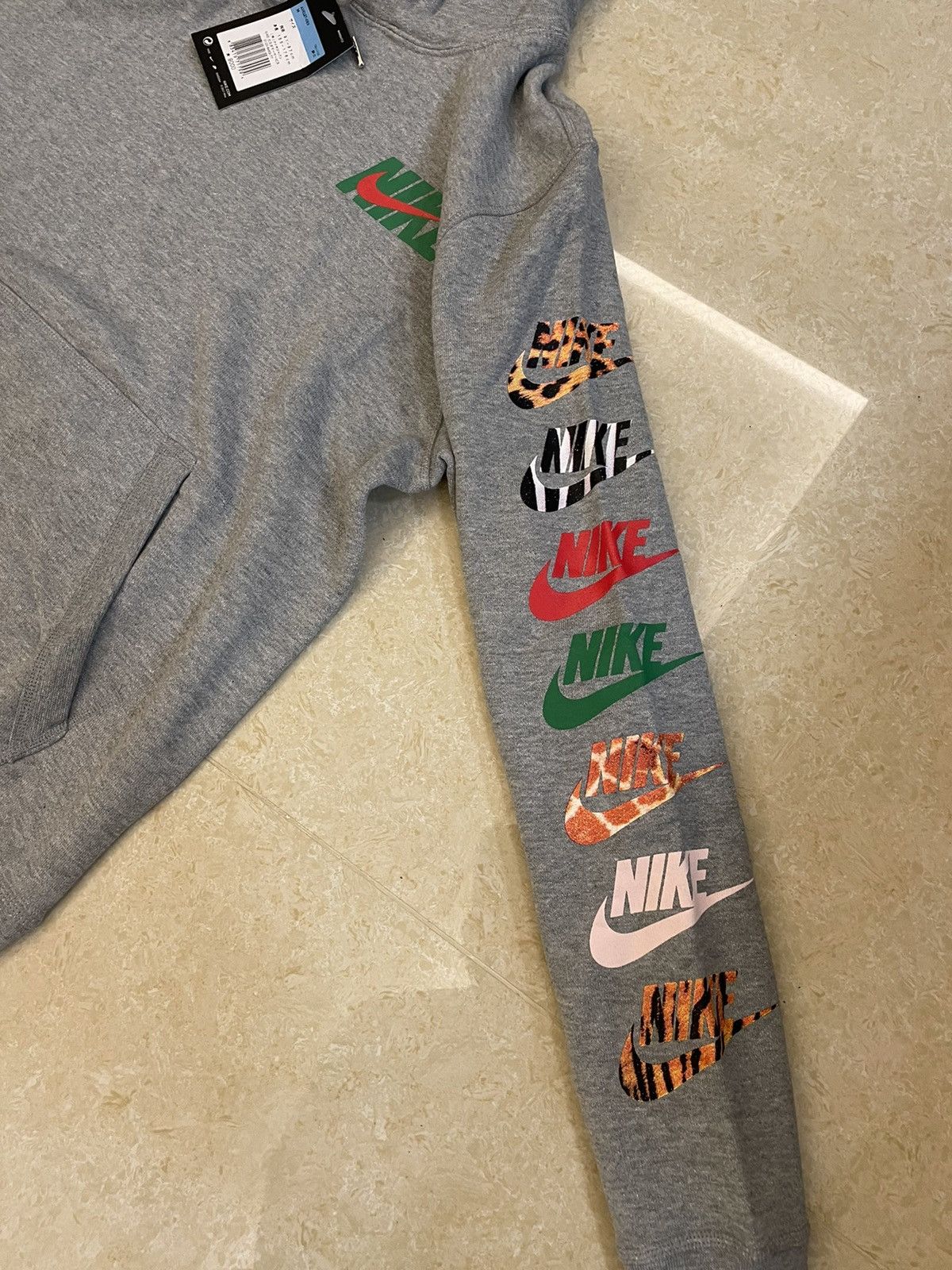 Nike repeat logo best sale