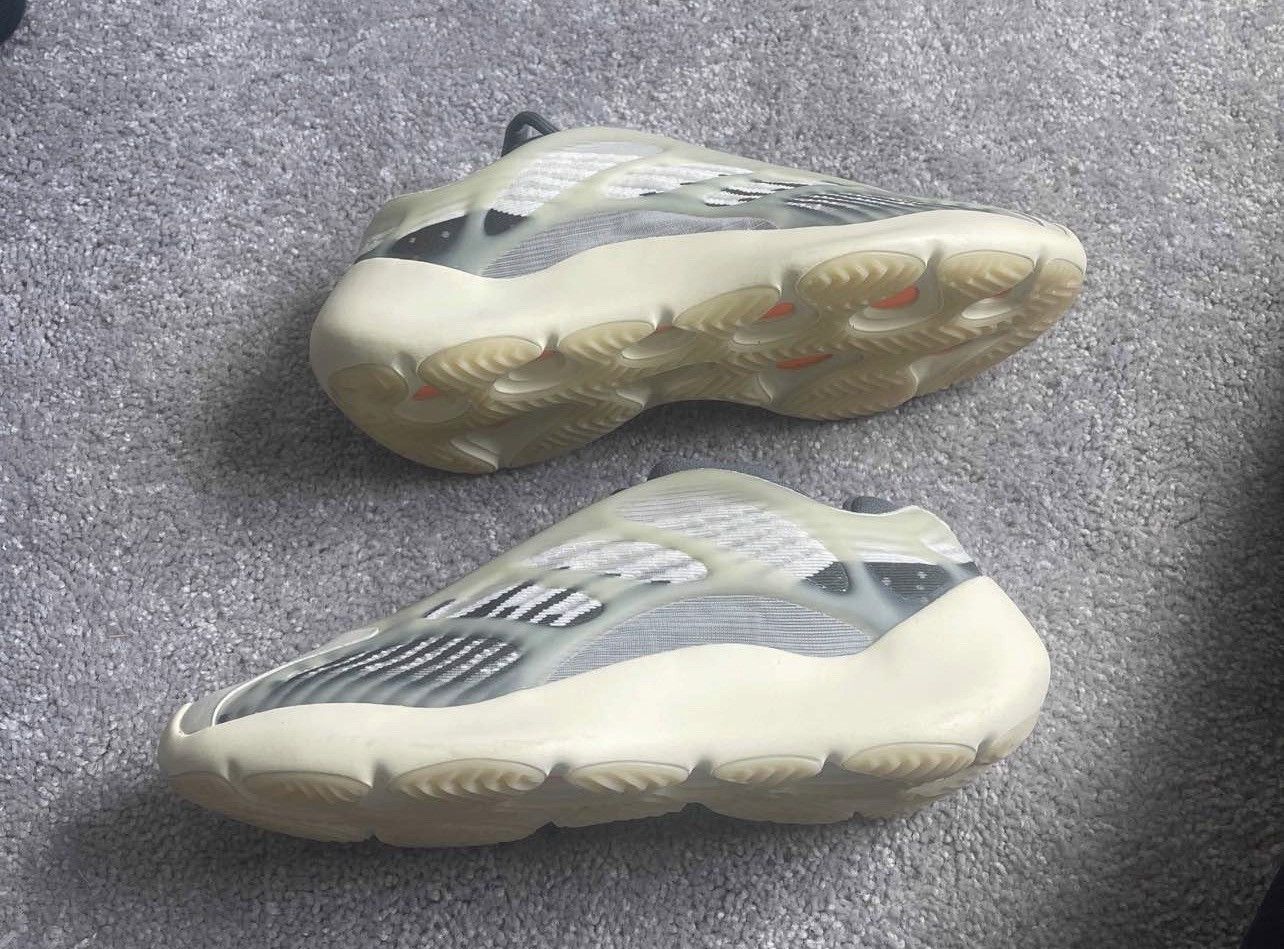 Peach yeezy 700 deals