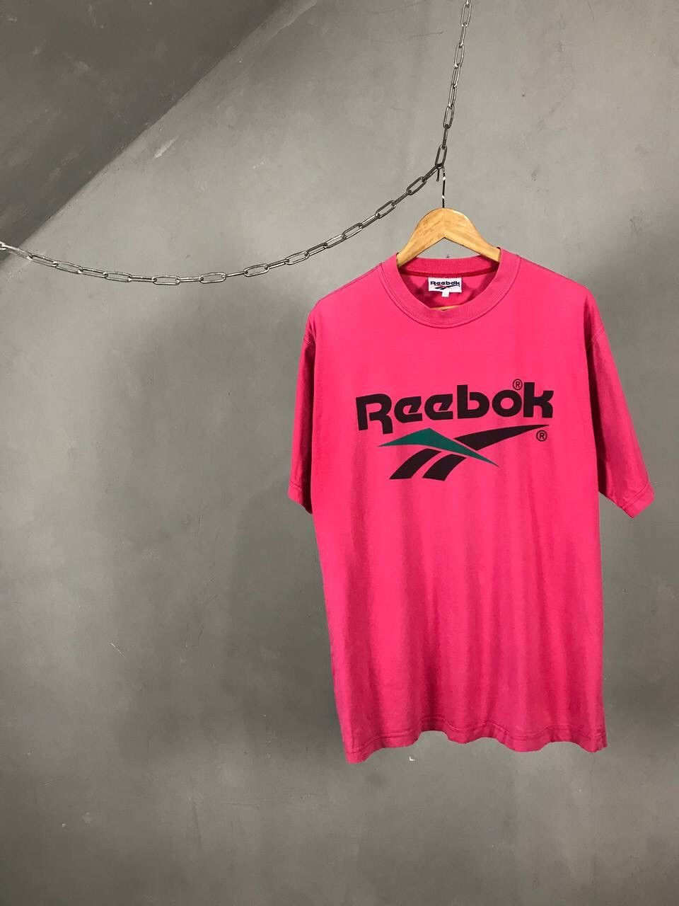 Reebok Reebok Vintage Pink Center Logo Sportwear Tee Size US XL / EU 56 / 4 - 1 Thumbnail
