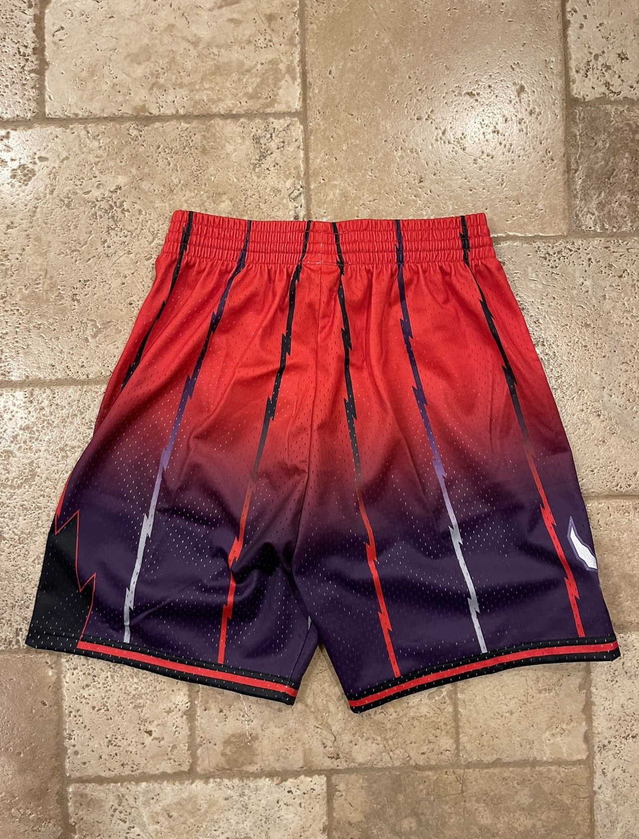 Mitchell & Ness Mitchell & Ness NBA Toronto Raptors Swingman Shorts Size US 32 / EU 48 - 5 Thumbnail