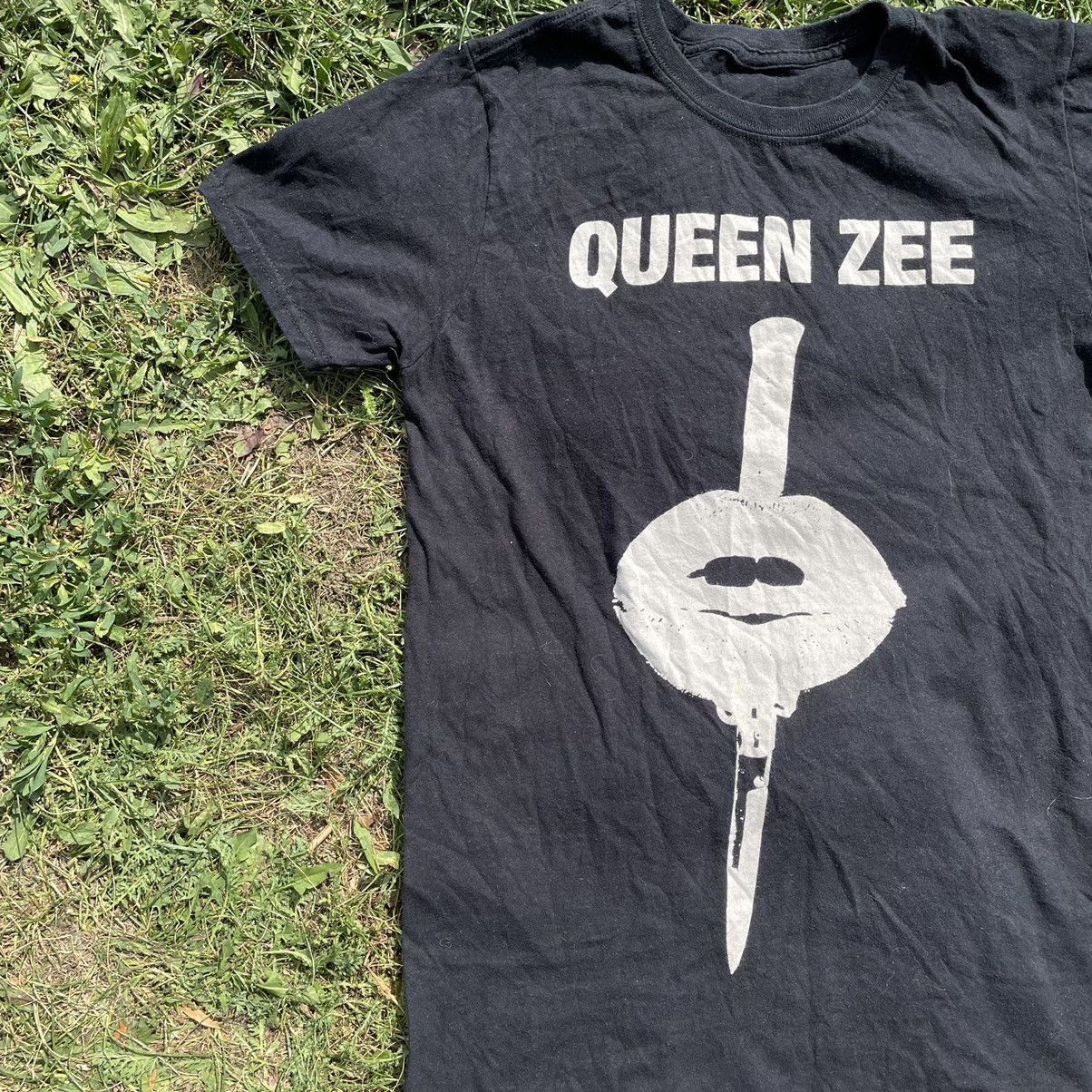 Vintage Vintage Y2K Queen Zee Graphic Tee Band Streetwear Punk S Size US S / EU 44-46 / 1 - 3 Thumbnail
