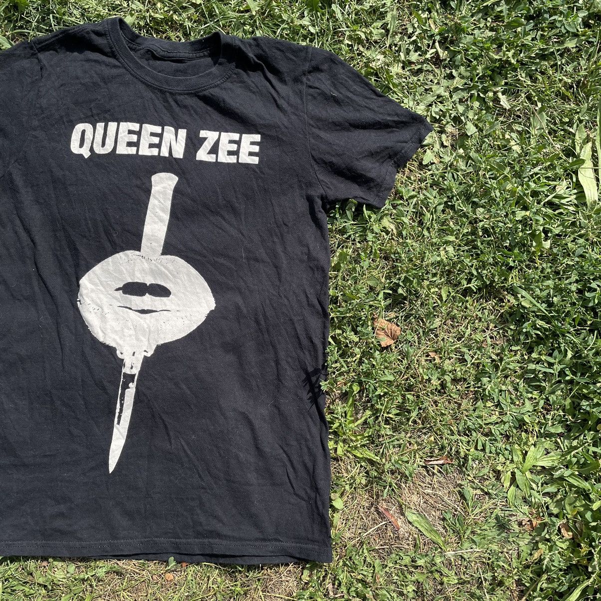 Vintage Vintage Y2K Queen Zee Graphic Tee Band Streetwear Punk S Size US S / EU 44-46 / 1 - 2 Thumbnail