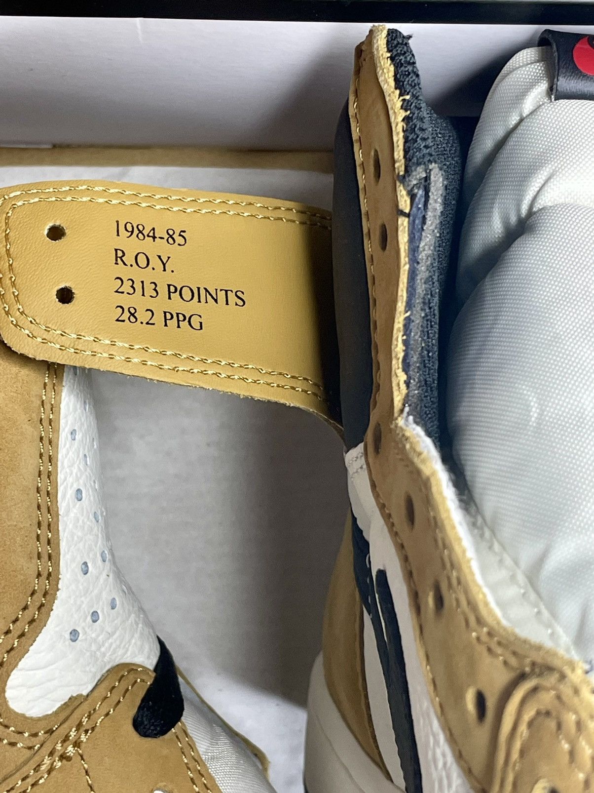 Jordan Brand Air Jordan 1 retro high og rookie of the year 2018 Size US 10 / EU 43 - 6 Thumbnail