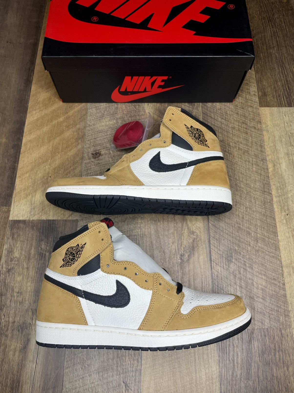 Jordan Brand Air Jordan 1 retro high og rookie of the year 2018 Size US 10 / EU 43 - 2 Thumbnail