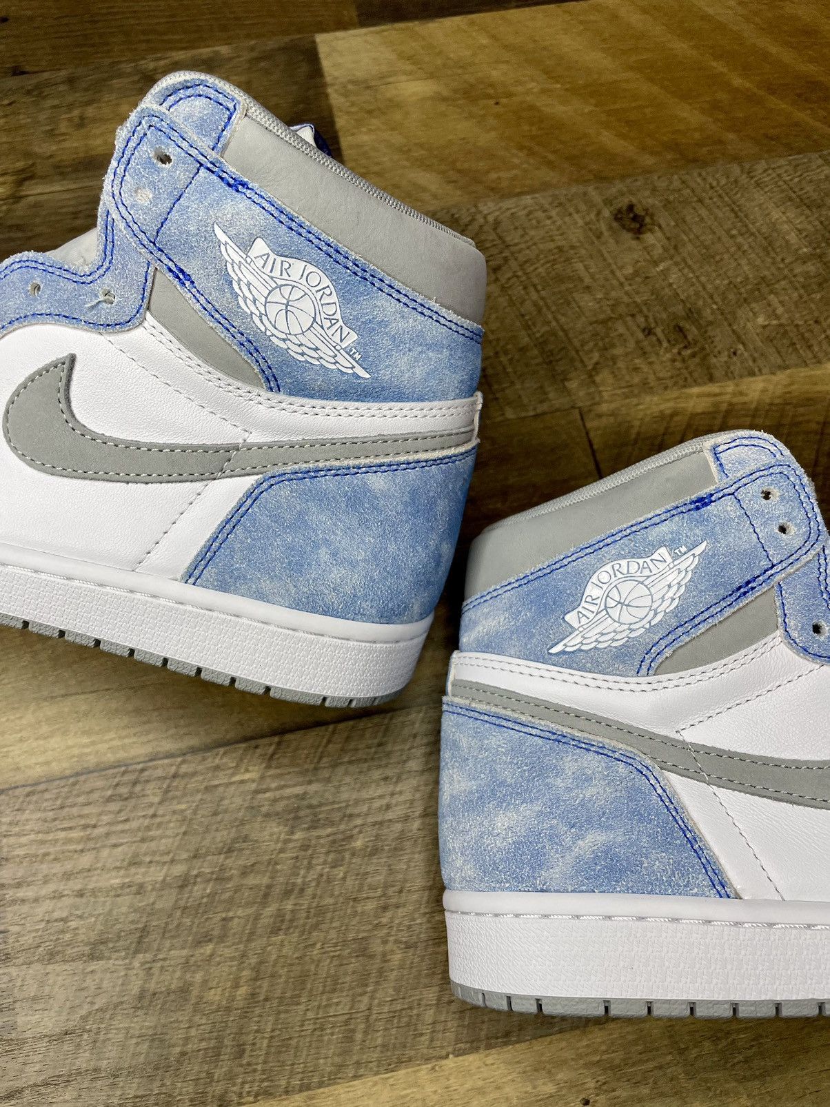 Jordan Brand Air Jordan 1 Retro High OG Hyper Royal 2021 Size US 10 / EU 43 - 4 Thumbnail