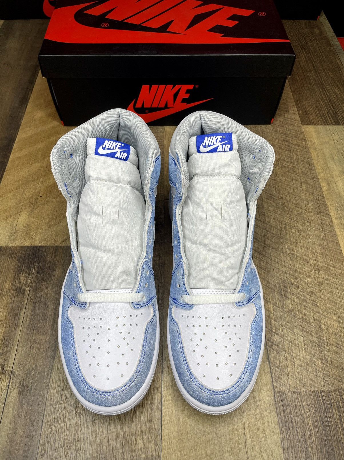 Jordan Brand Air Jordan 1 Retro High OG Hyper Royal 2021 Size US 10 / EU 43 - 3 Thumbnail