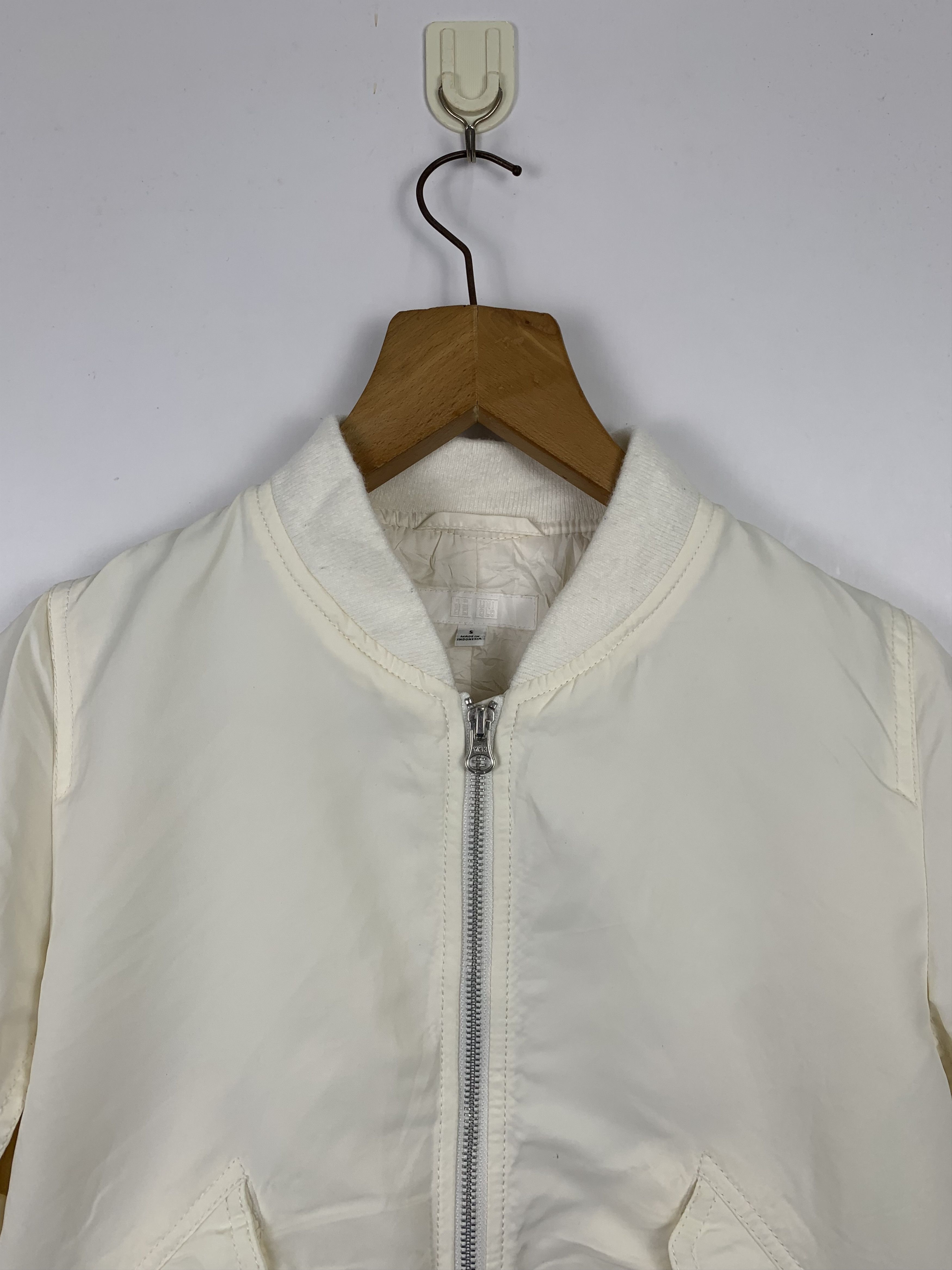 Uniqlo Vintage Uniqlo White Bomber Jackets J0554 Size US S / EU 44-46 / 1 - 2 Thumbnail