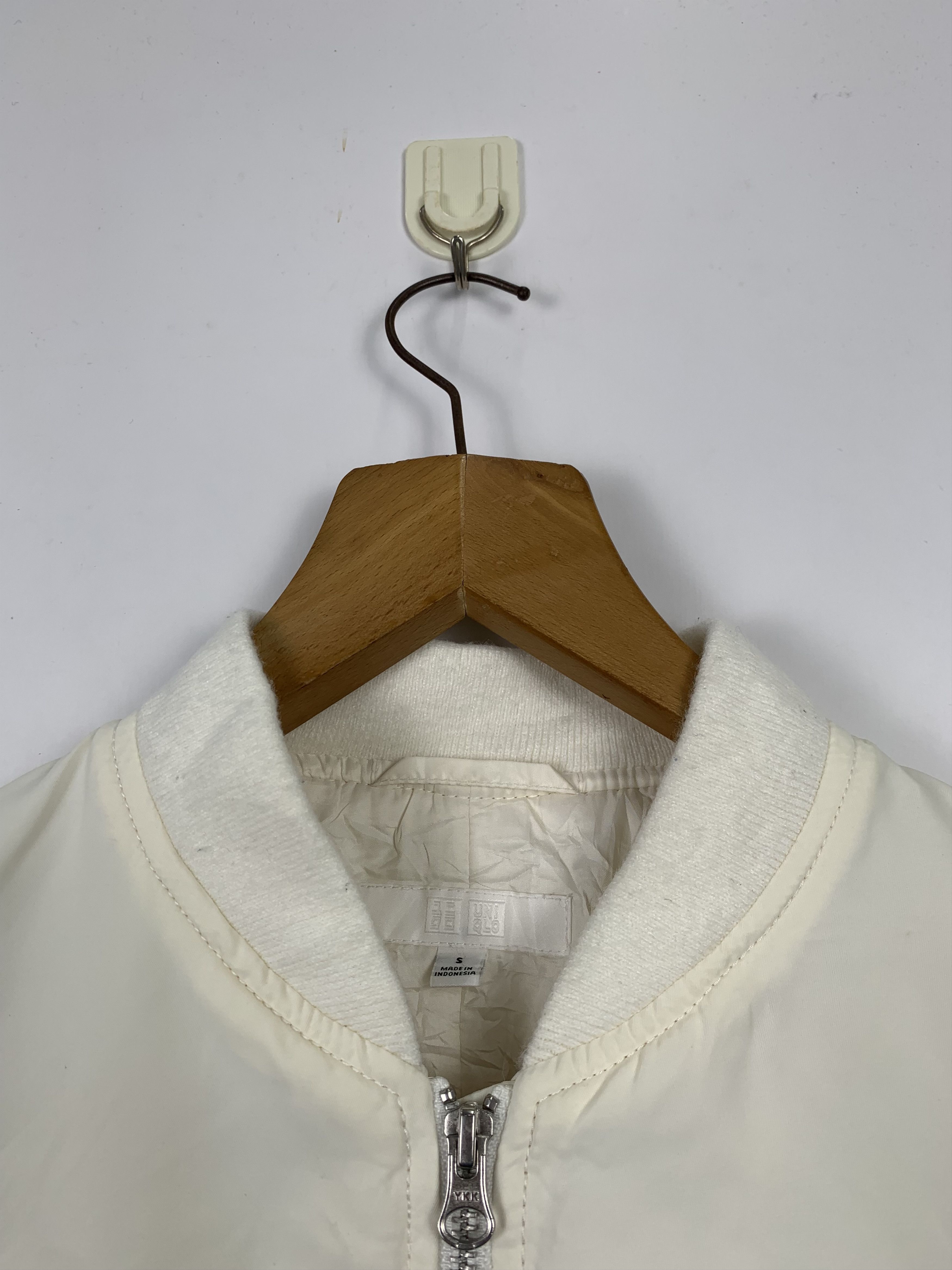 Uniqlo Vintage Uniqlo White Bomber Jackets J0554 Size US S / EU 44-46 / 1 - 5 Thumbnail