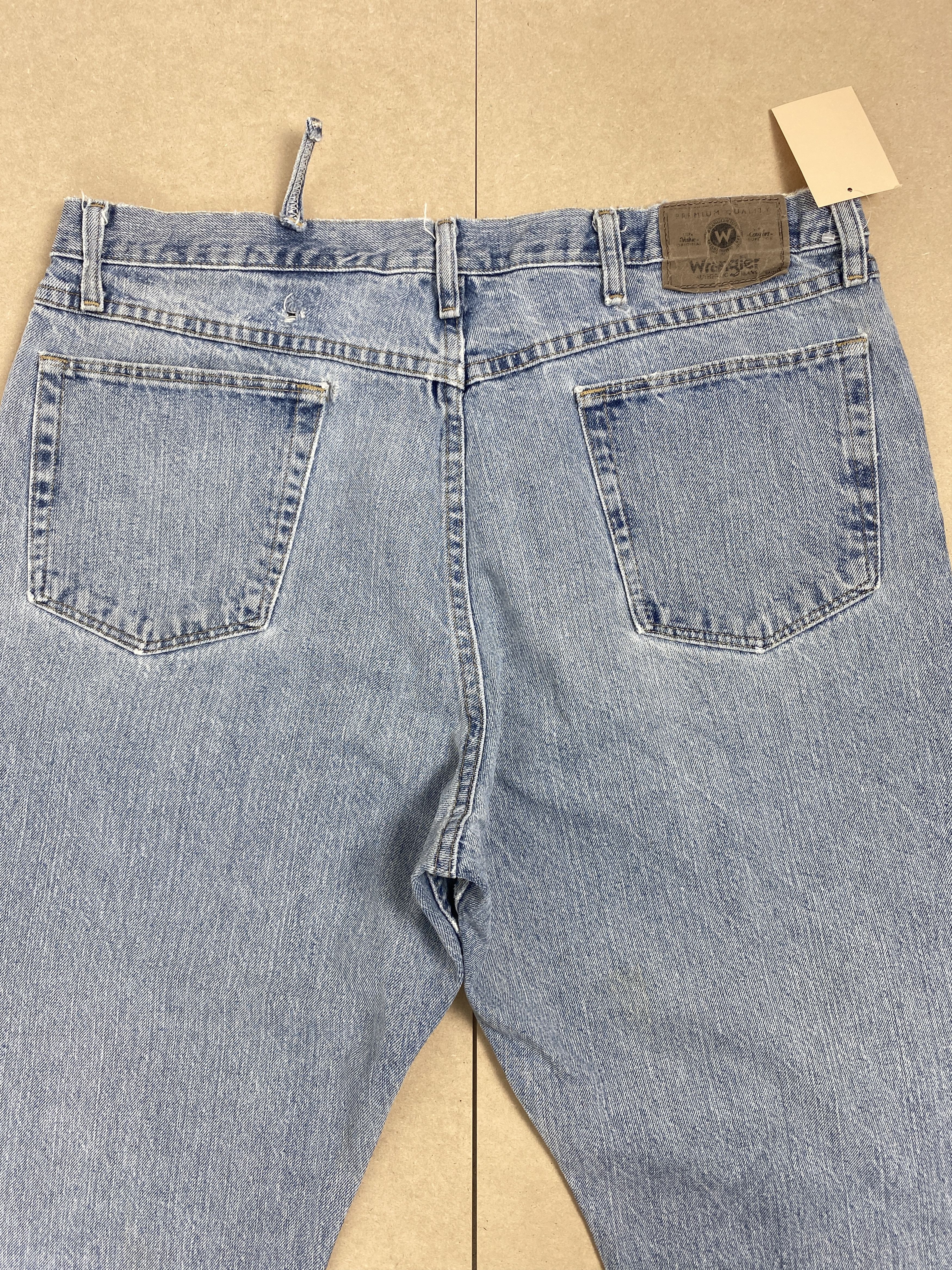 Vintage Vintage Wrangler Distressed Faded Straight Cut Light Wash Size US 37 - 6 Thumbnail