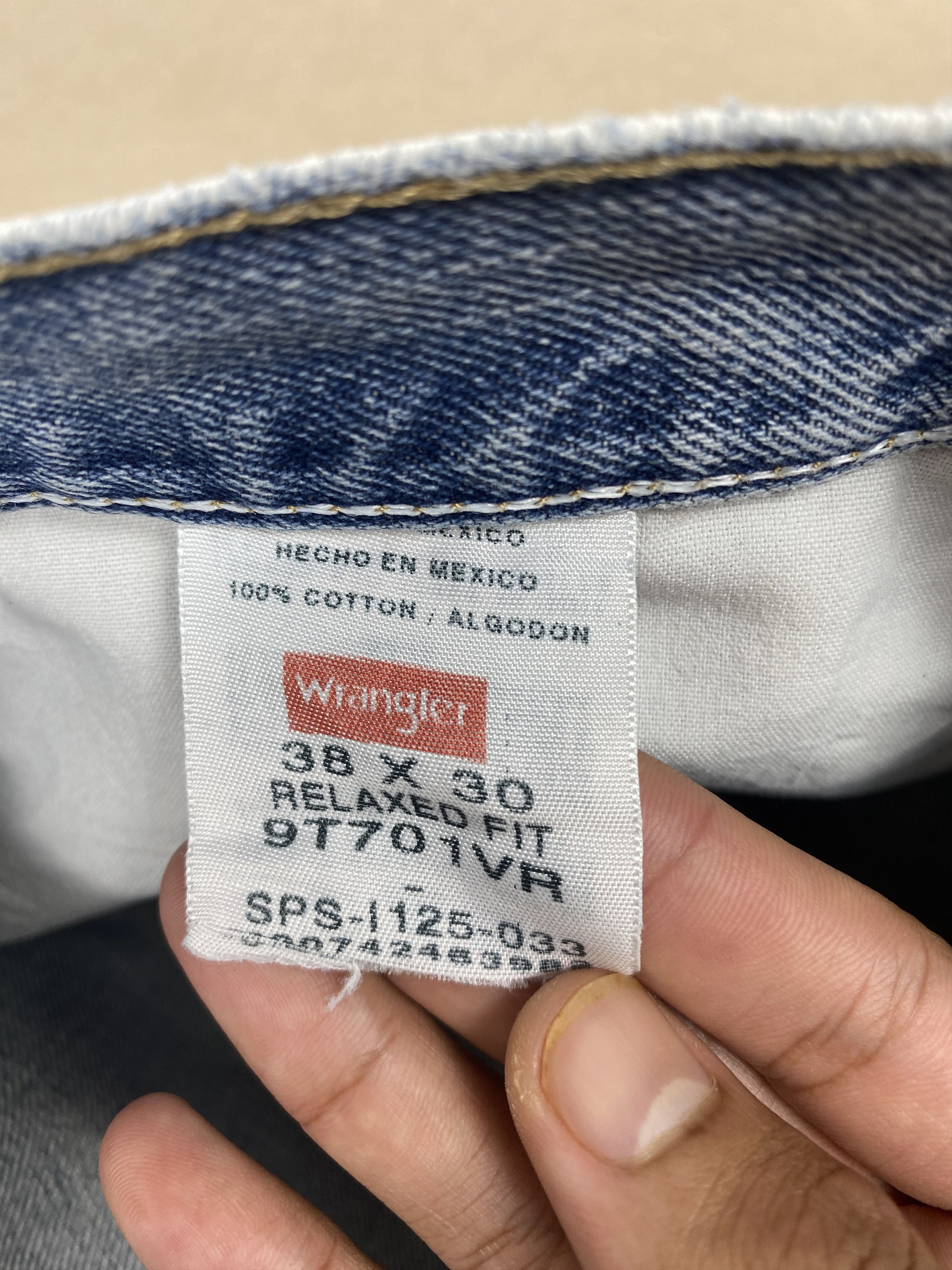 Vintage Vintage Wrangler Distressed Faded Straight Cut Light Wash Size US 37 - 9 Thumbnail