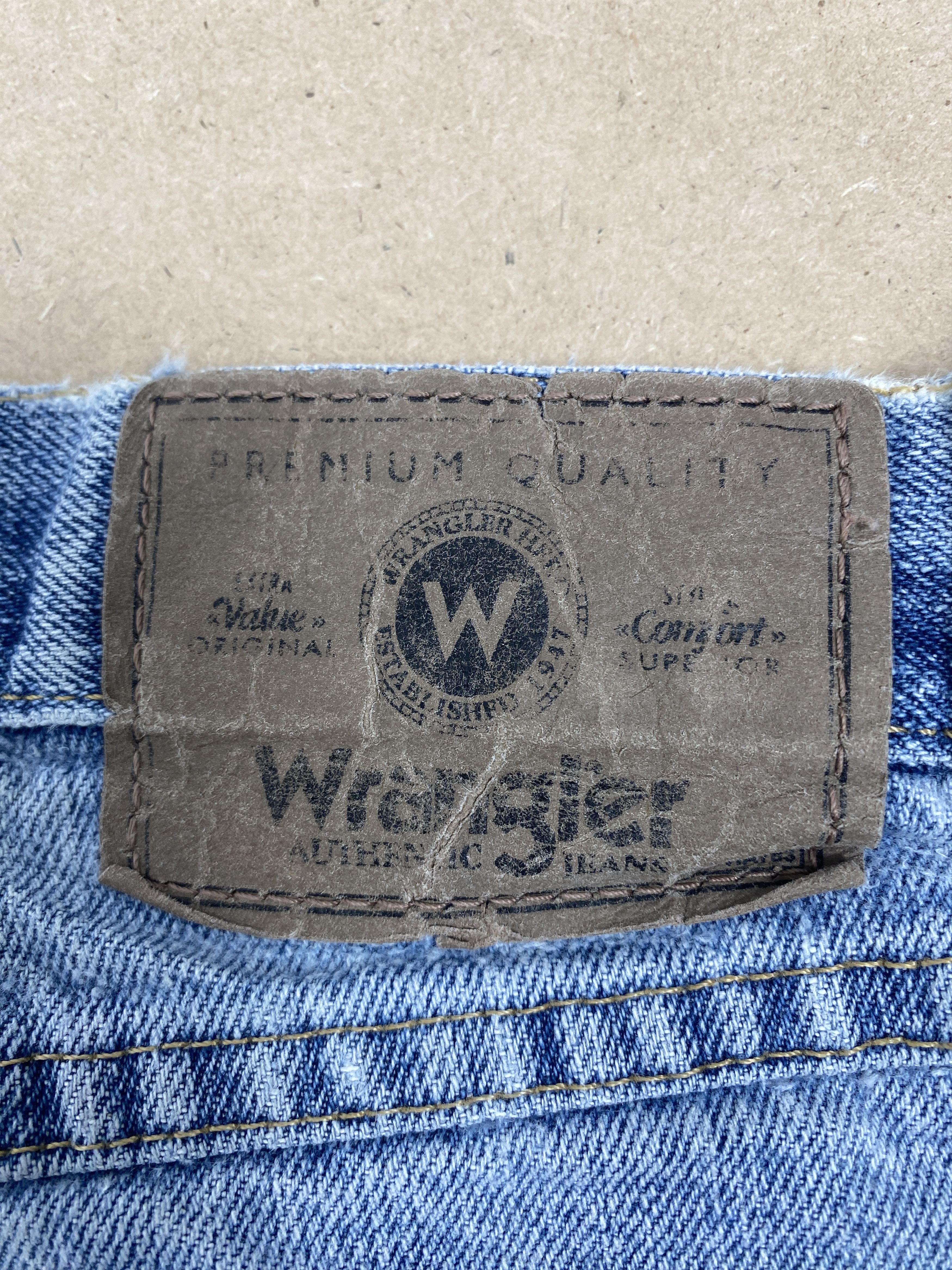 Vintage Vintage Wrangler Distressed Faded Straight Cut Light Wash Size US 37 - 8 Thumbnail