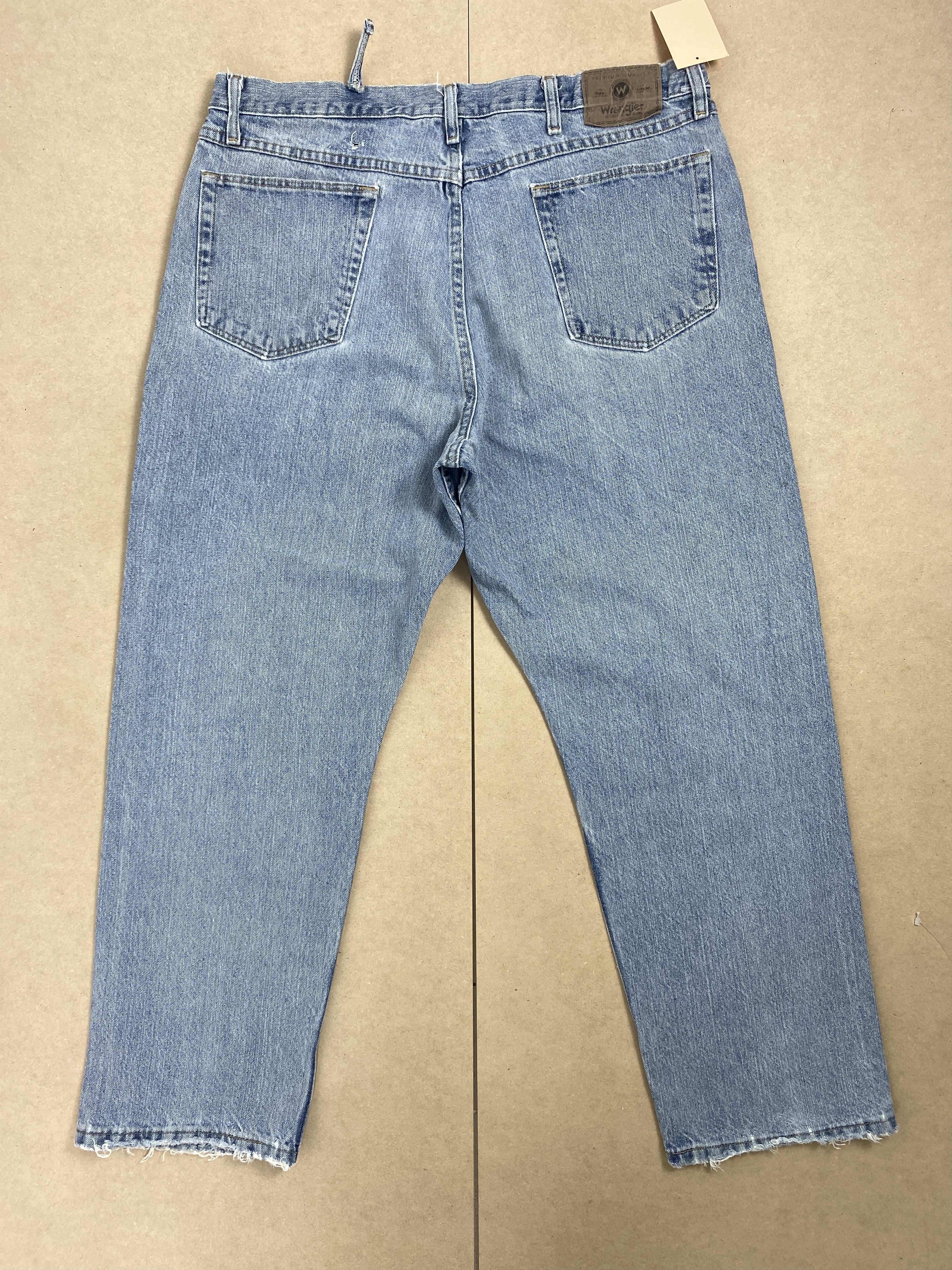 Vintage Vintage Wrangler Distressed Faded Straight Cut Light Wash Size US 37 - 5 Thumbnail