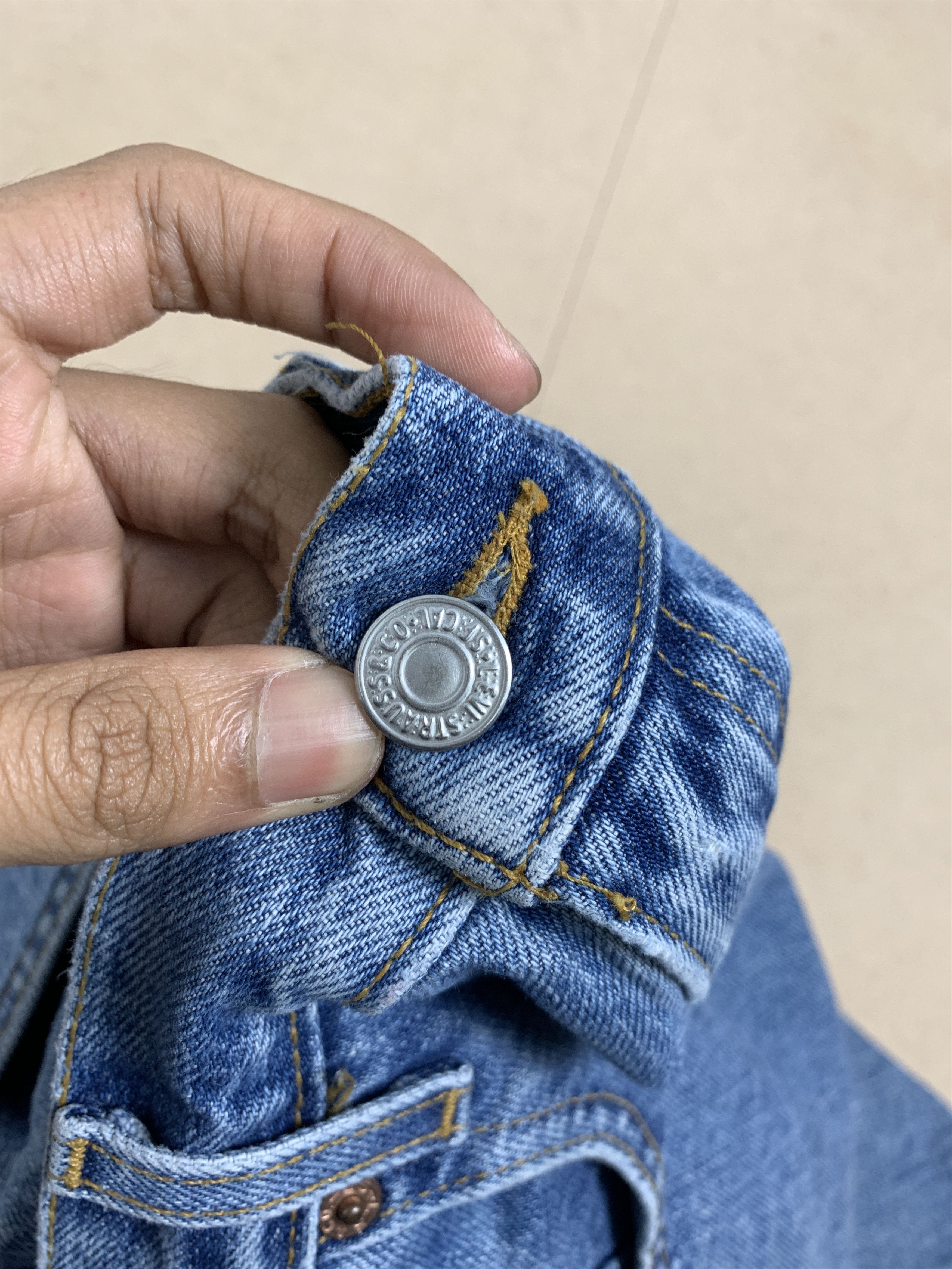 Levi's × Vintage Vintage Levi's 560 Loose Fit Distressed Mid Wash Jeans Size US 29 - 15 Thumbnail