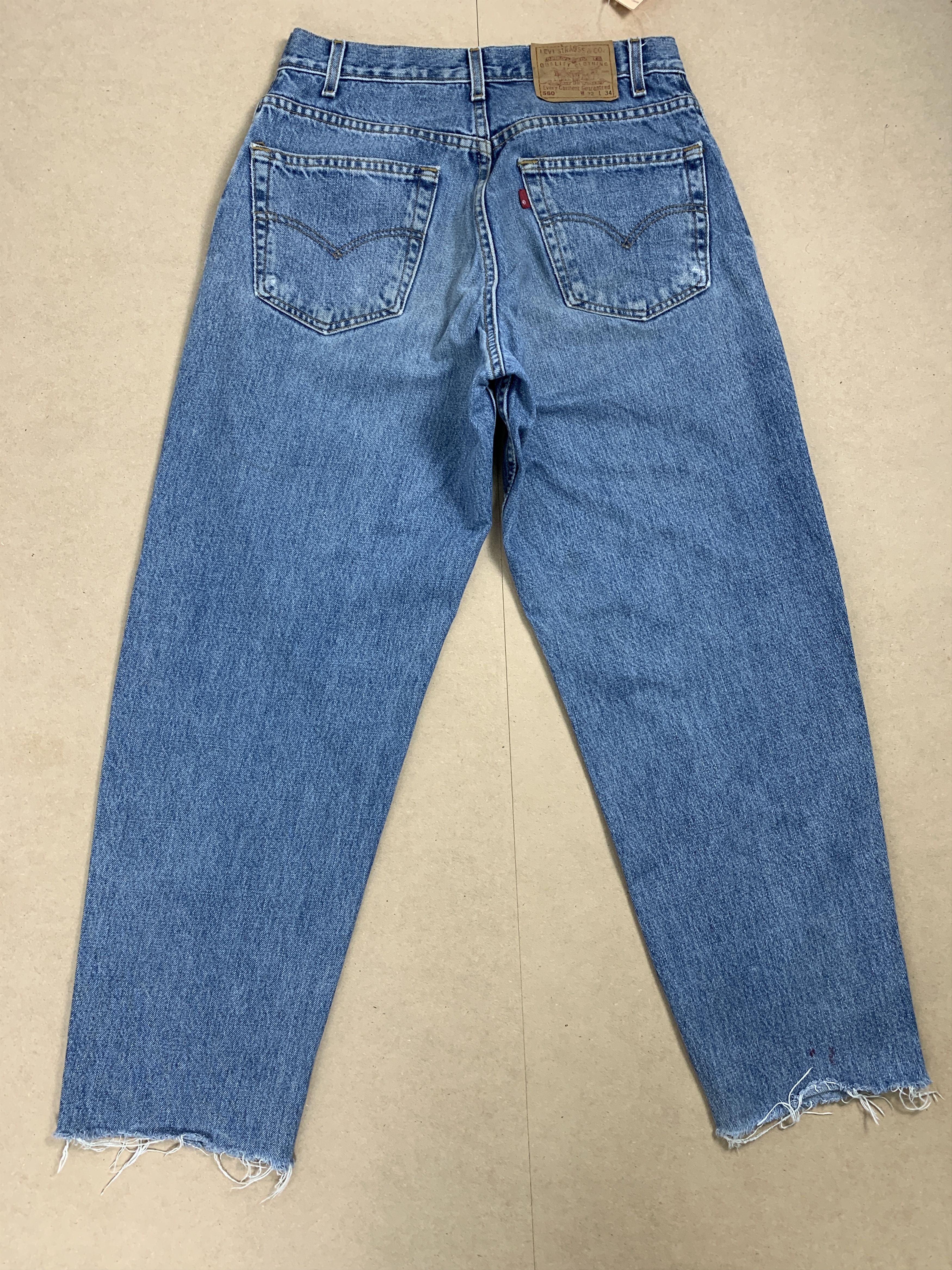 Levi's × Vintage Vintage Levi's 560 Loose Fit Distressed Mid Wash Jeans Size US 29 - 8 Thumbnail