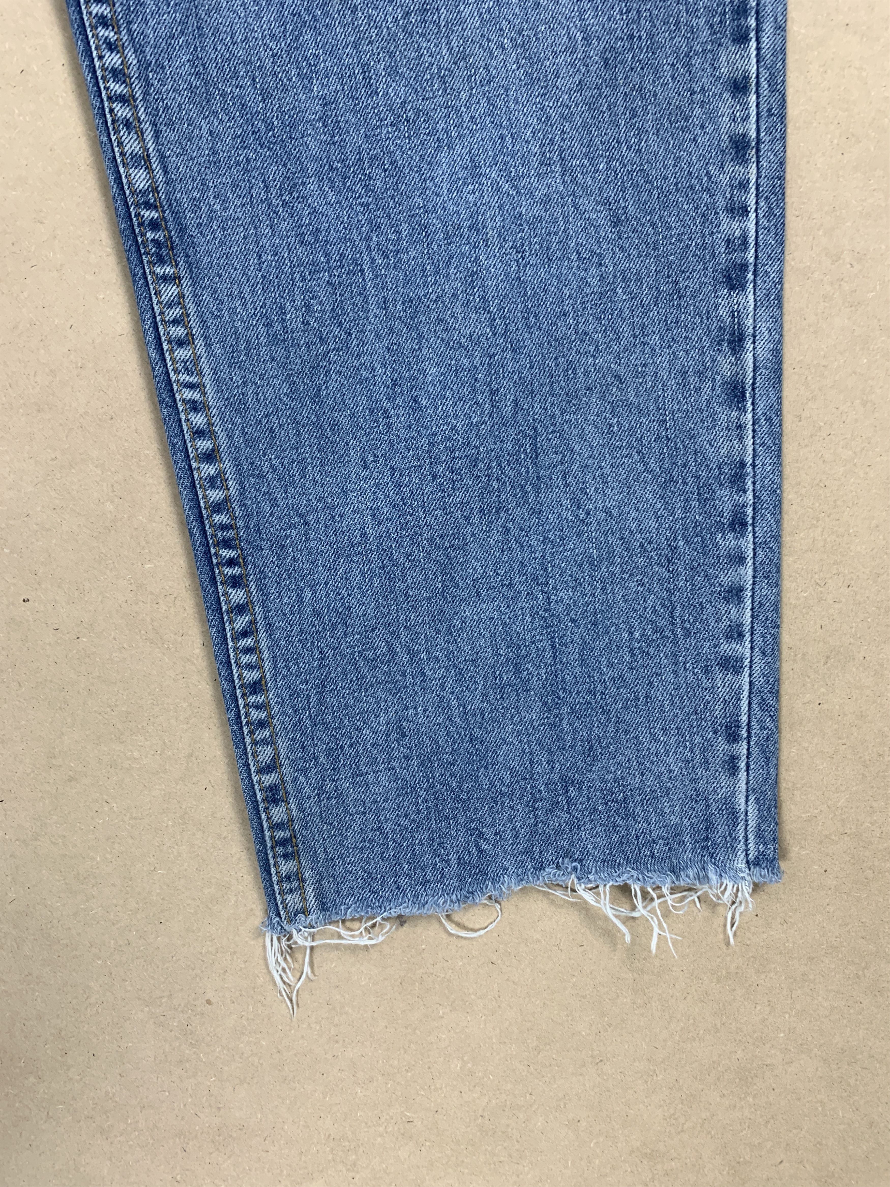 Levi's × Vintage Vintage Levi's 560 Loose Fit Distressed Mid Wash Jeans Size US 29 - 4 Thumbnail