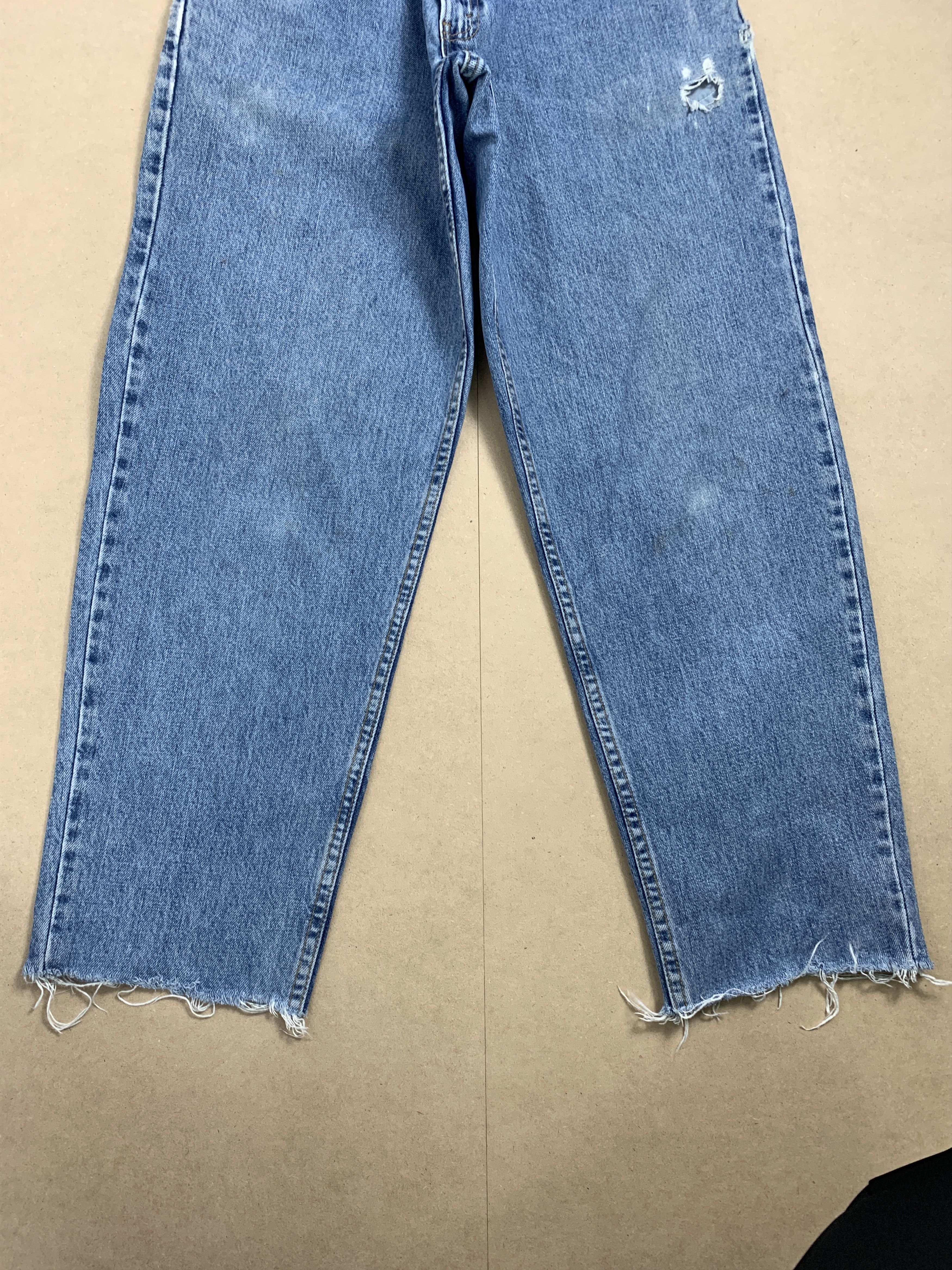 Levi's × Vintage Vintage Levi's 560 Loose Fit Distressed Mid Wash Jeans Size US 29 - 7 Thumbnail
