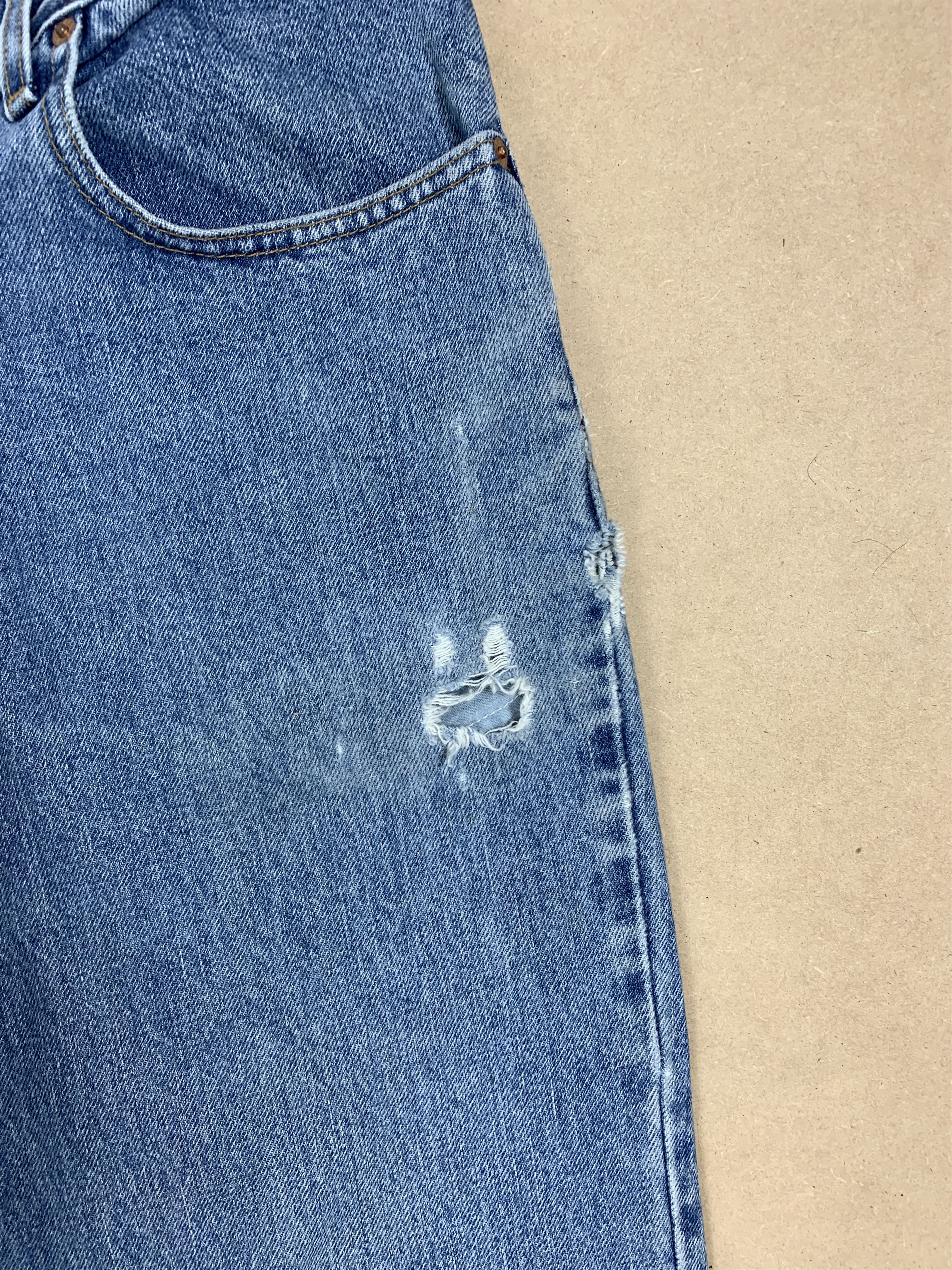Levi's × Vintage Vintage Levi's 560 Loose Fit Distressed Mid Wash Jeans Size US 29 - 3 Thumbnail