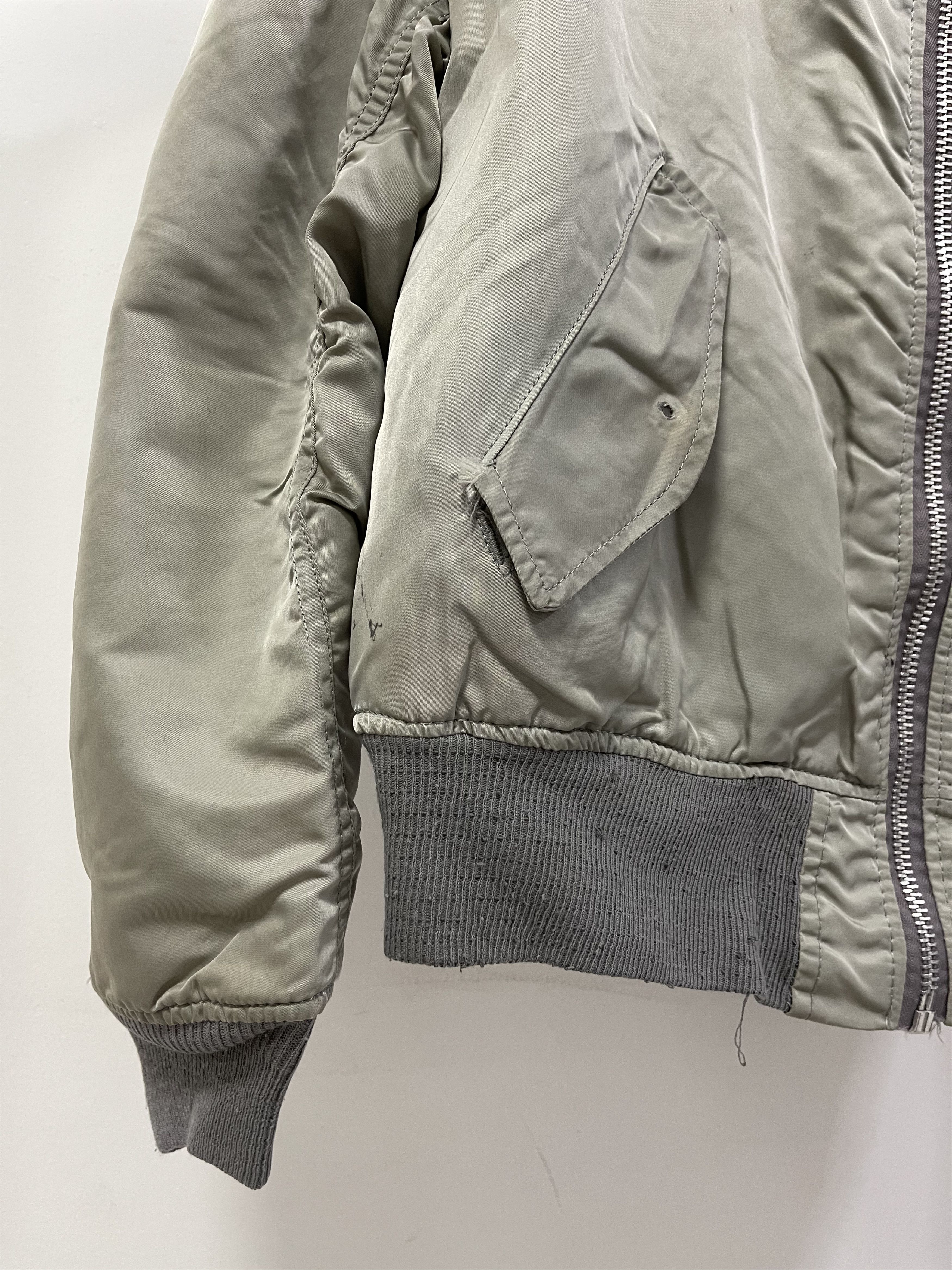 Alpha Industries × Vintage Vintage Alpha Industries Reversible Distressed Bomber Jacket Size US M / EU 48-50 / 2 - 3 Thumbnail