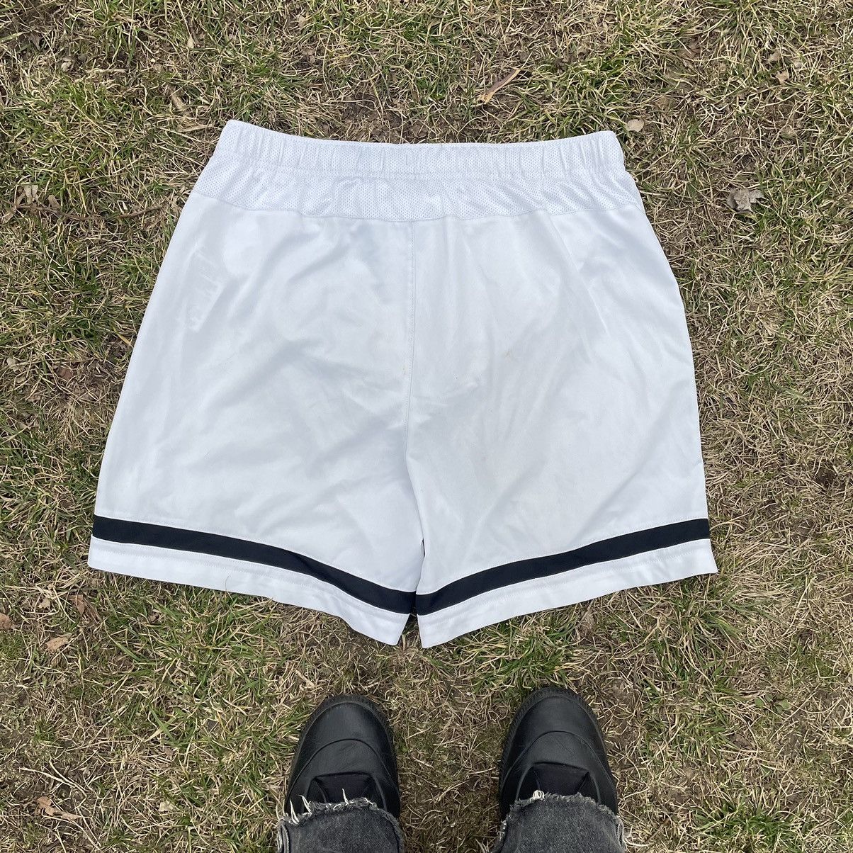 Vintage Vintage Nike Swoosh Shorts Y2K Skate Streetwear White 32 Size US 32 / EU 48 - 6 Thumbnail