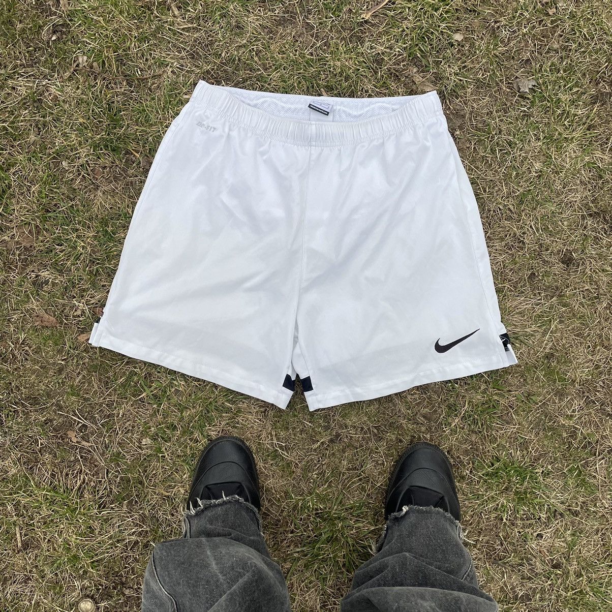 Vintage Vintage Nike Swoosh Shorts Y2K Skate Streetwear White 32 Size US 32 / EU 48 - 1 Thumbnail