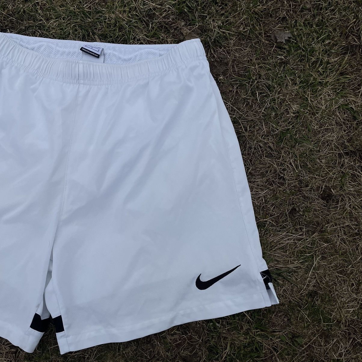Vintage Vintage Nike Swoosh Shorts Y2K Skate Streetwear White 32 Size US 32 / EU 48 - 3 Thumbnail