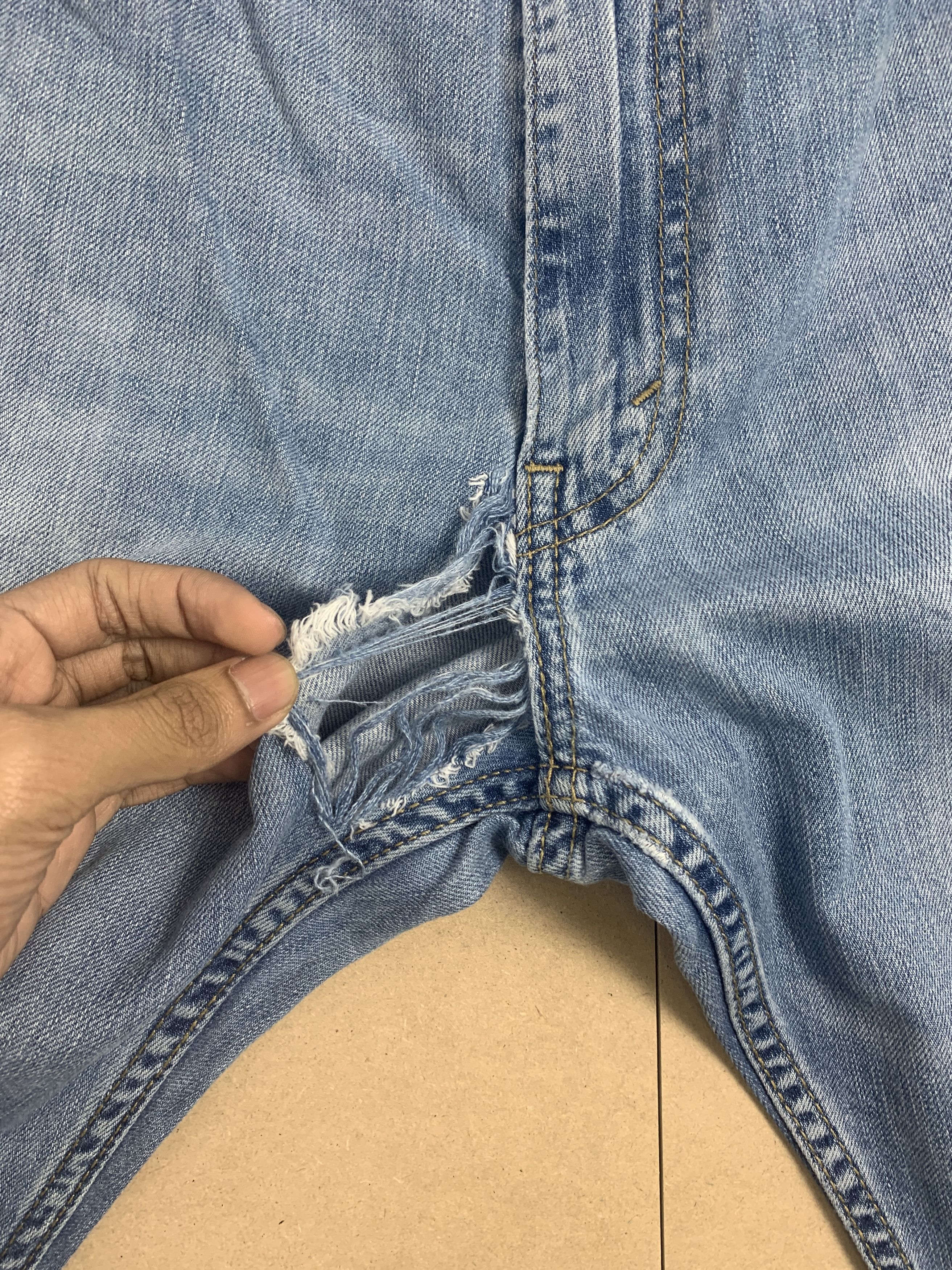Levi's Vintage Levis 559 Straight Cut Distressed Mid Wash Jeans Size US 37 - 7 Thumbnail