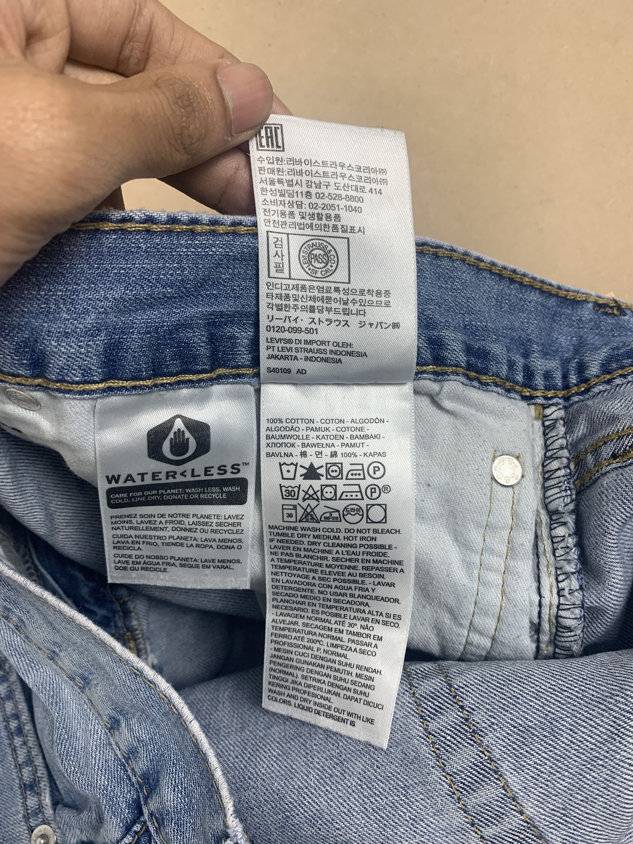 Levi's Vintage Levis 559 Straight Cut Distressed Mid Wash Jeans Size US 37 - 15 Thumbnail