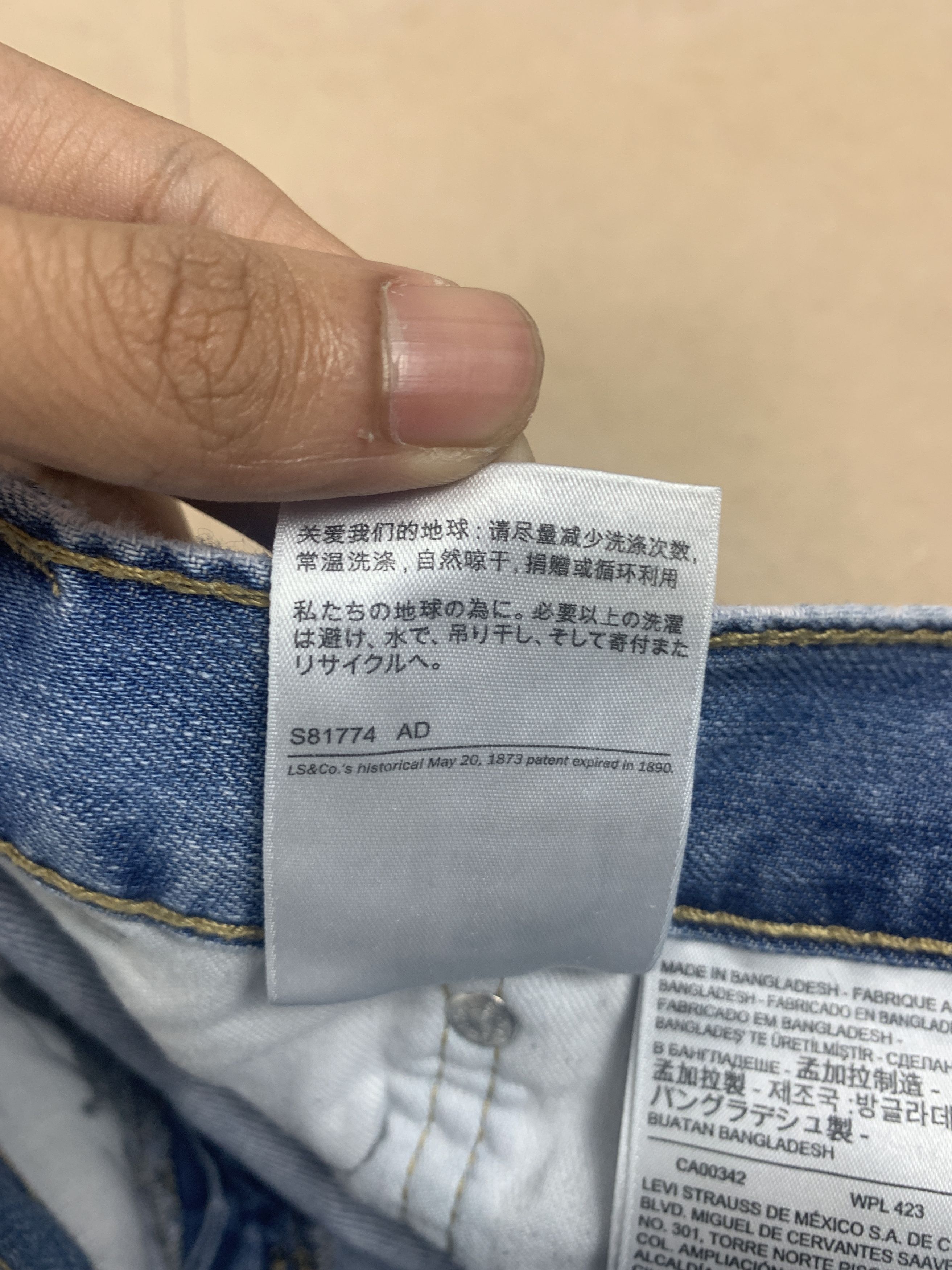 Levi's Vintage Levis 559 Straight Cut Distressed Mid Wash Jeans Size US 37 - 14 Thumbnail