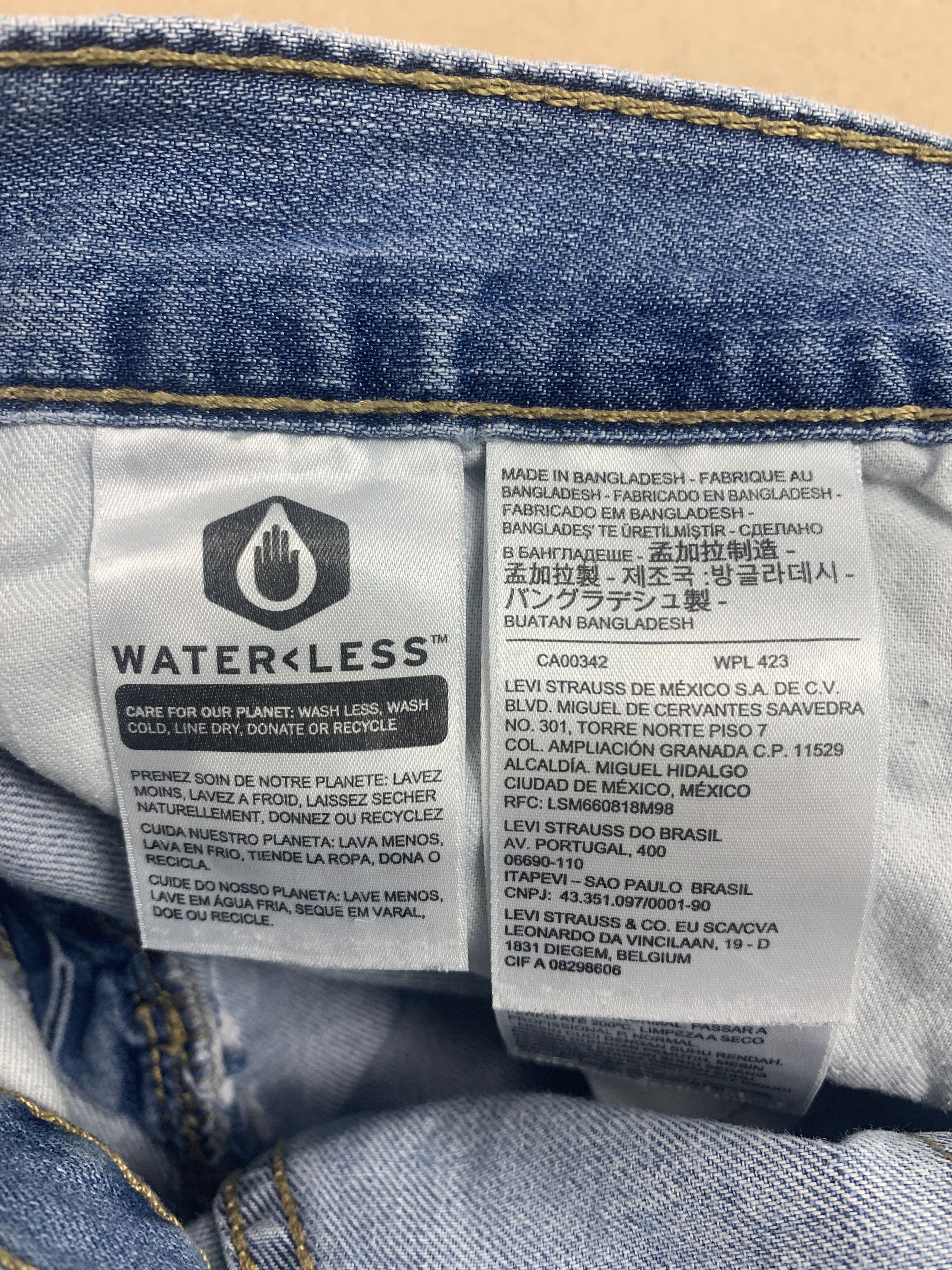 Levi's Vintage Levis 559 Straight Cut Distressed Mid Wash Jeans Size US 37 - 13 Thumbnail