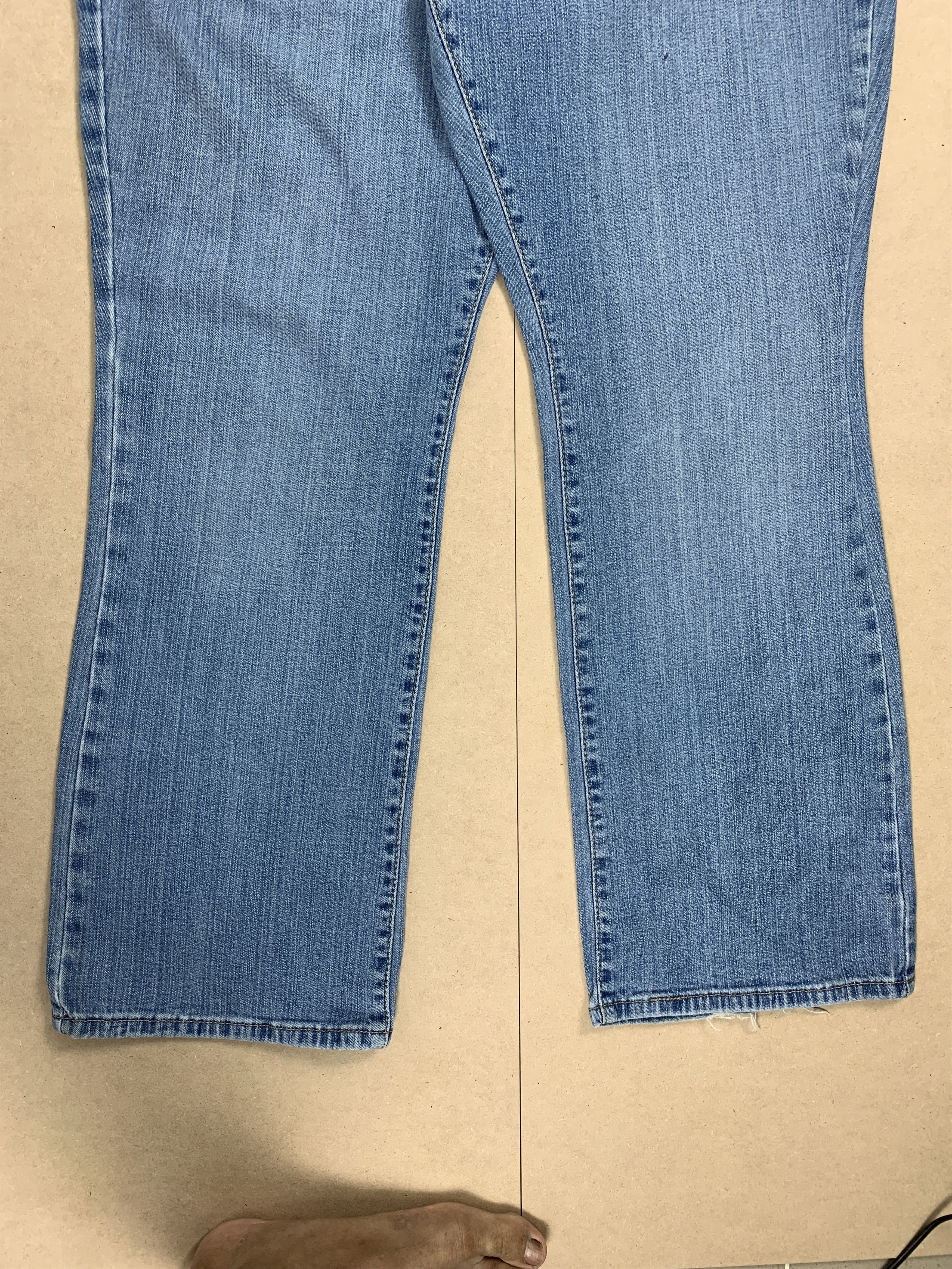 Levi's Vintage LEVI'S 505 Relaxed Bootcut Flared Faded Mid Wash Size 34" / US 12 / IT 48 - 3 Thumbnail