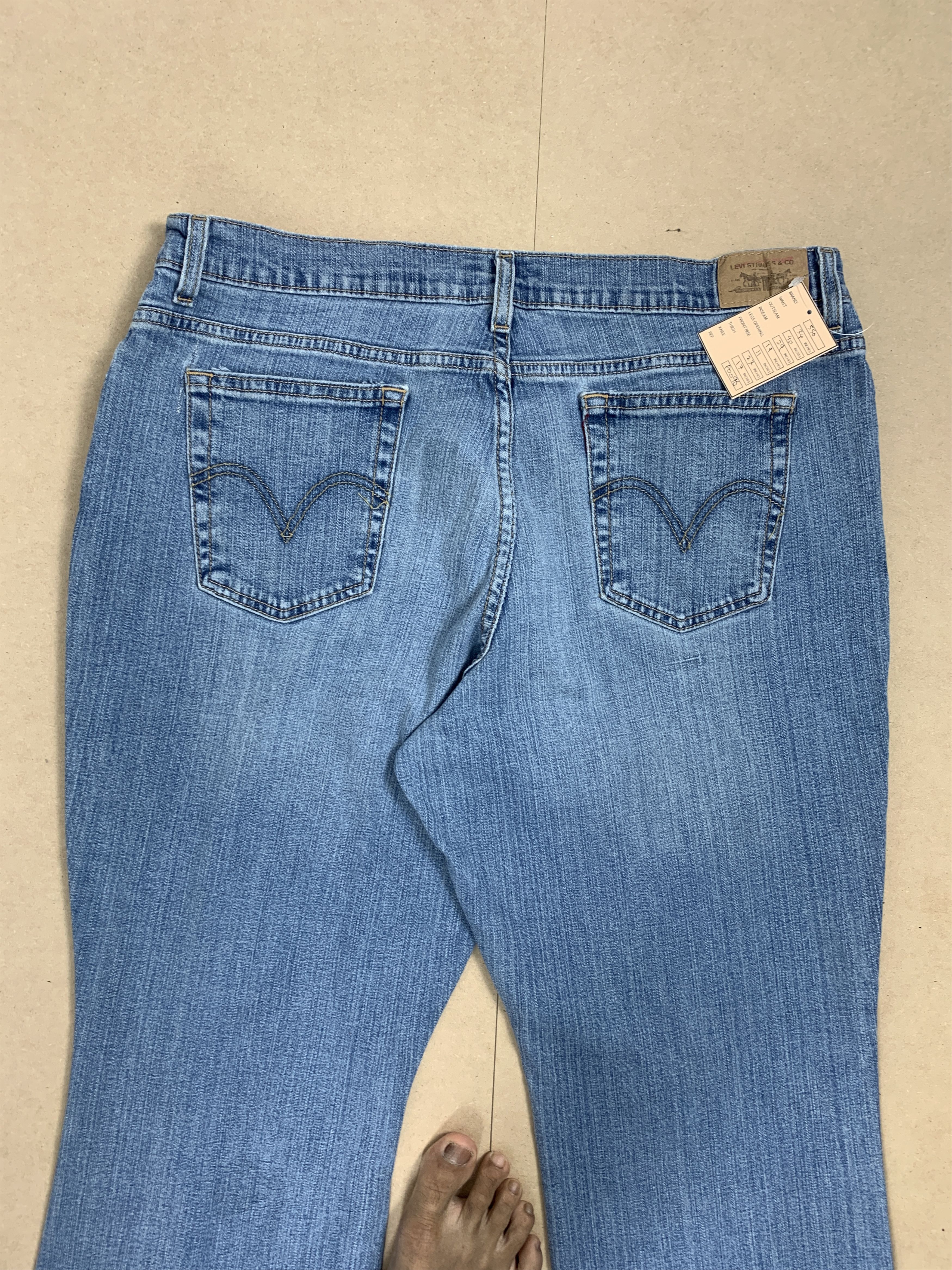 Levi's Vintage LEVI'S 505 Relaxed Bootcut Flared Faded Mid Wash Size 34" / US 12 / IT 48 - 5 Thumbnail