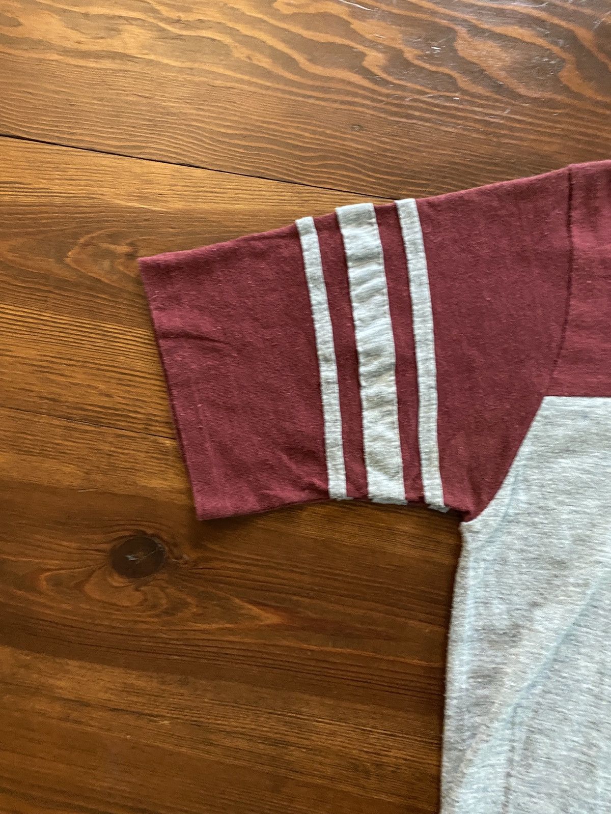 Vintage Vintage 80’s Hershey’s V-Neck Single Stitch Tee Size US L / EU 52-54 / 3 - 5 Thumbnail