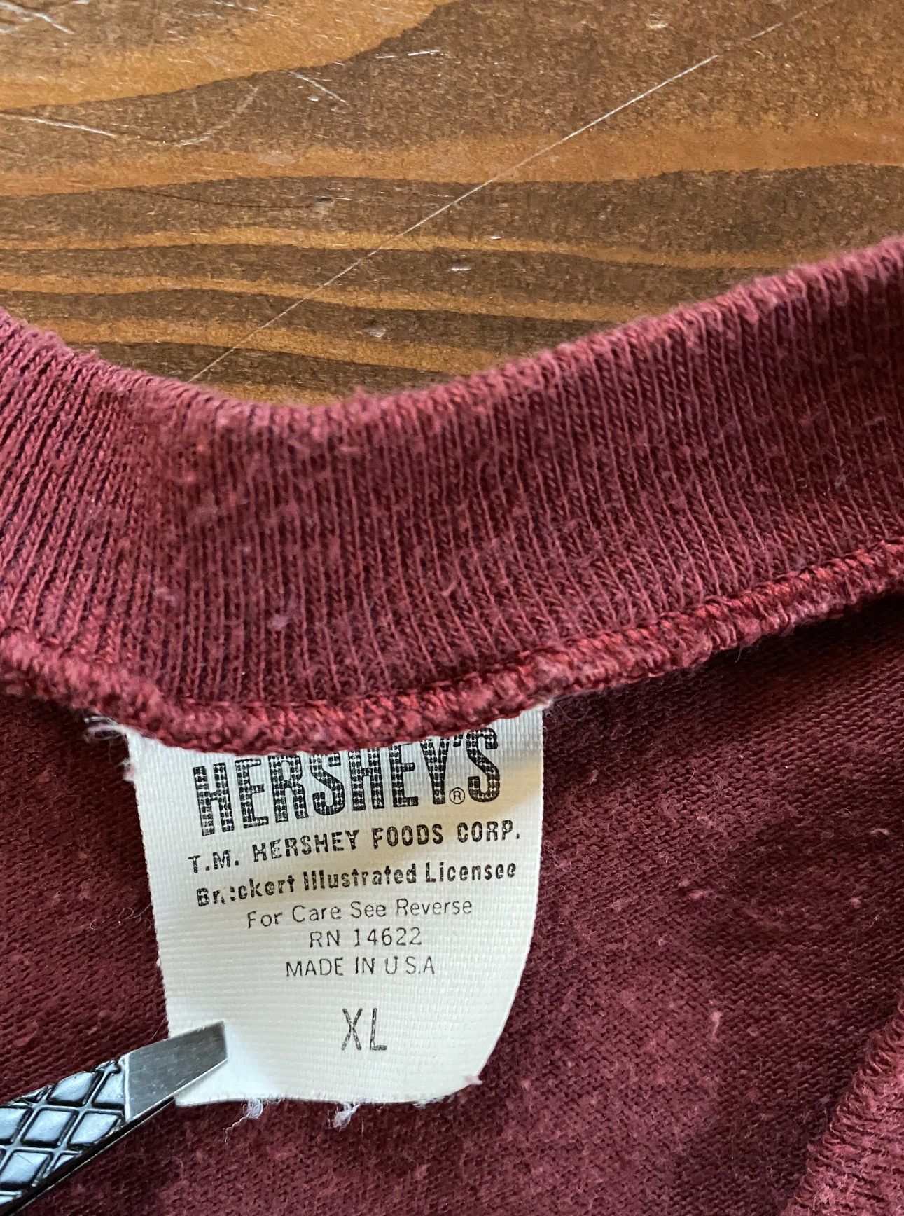 Vintage Vintage 80’s Hershey’s V-Neck Single Stitch Tee Size US L / EU 52-54 / 3 - 10 Thumbnail