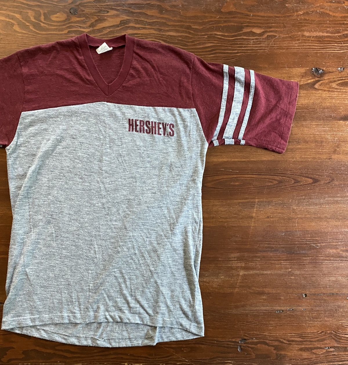 Vintage Vintage 80’s Hershey’s V-Neck Single Stitch Tee Size US L / EU 52-54 / 3 - 1 Thumbnail