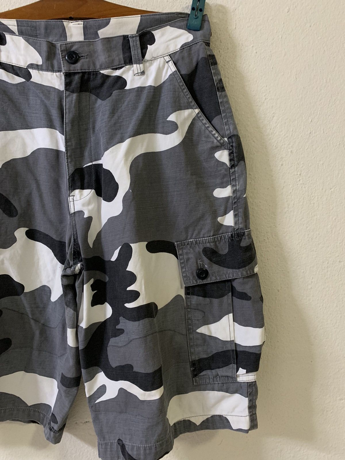 Airwalk Airwalk Camo Cargo Multipocket Short Pants Size US 31 - 2 Thumbnail