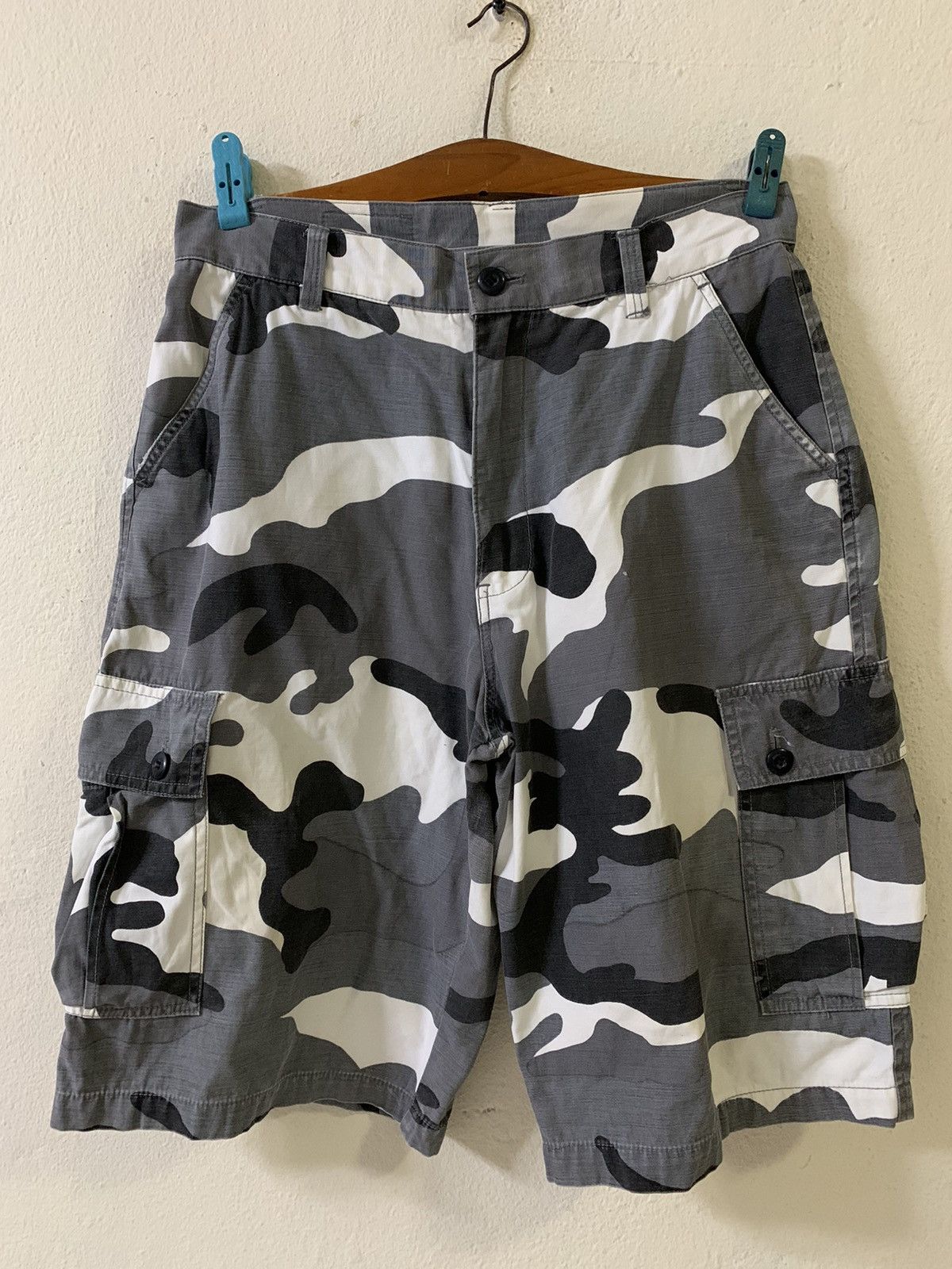 image of Airwalk Camo Cargo Multipocket Short Pants, Men's (Size 31)