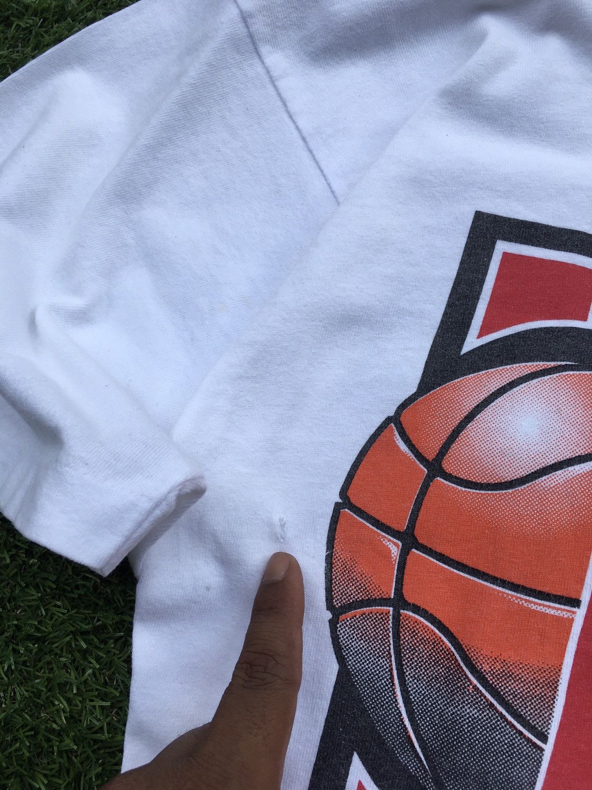 NBA Rare Vintage Chicago Bulls NBA Biglogo Tshirt Size US L / EU 52-54 / 3 - 10 Thumbnail