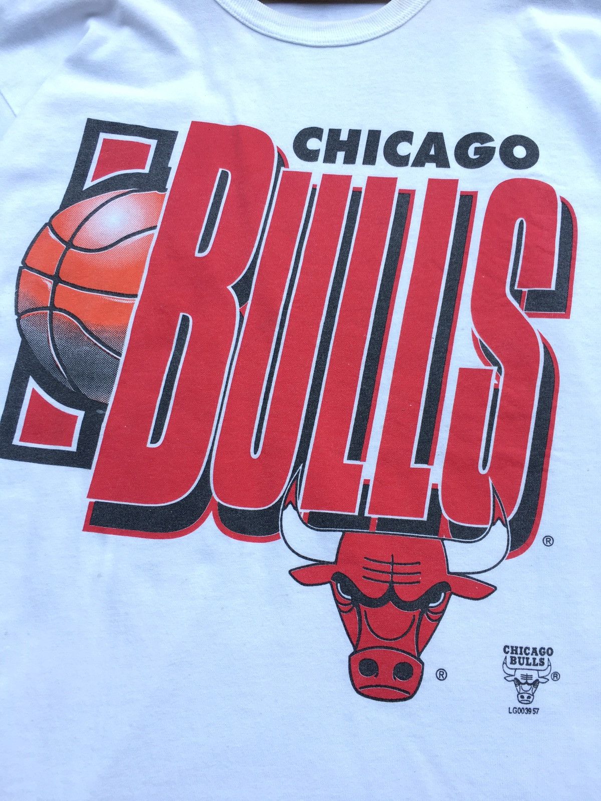 NBA Rare Vintage Chicago Bulls NBA Biglogo Tshirt Size US L / EU 52-54 / 3 - 8 Thumbnail