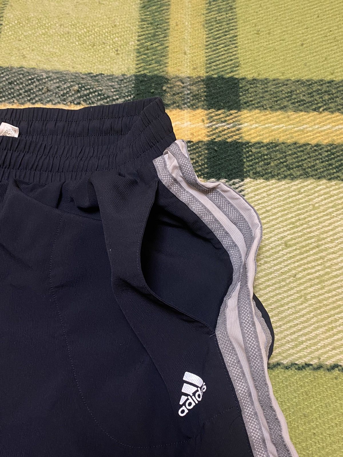 Adidas Vintage Adidas shorts streetwear y2k casual style size M Size US 32 / EU 48 - 2 Thumbnail
