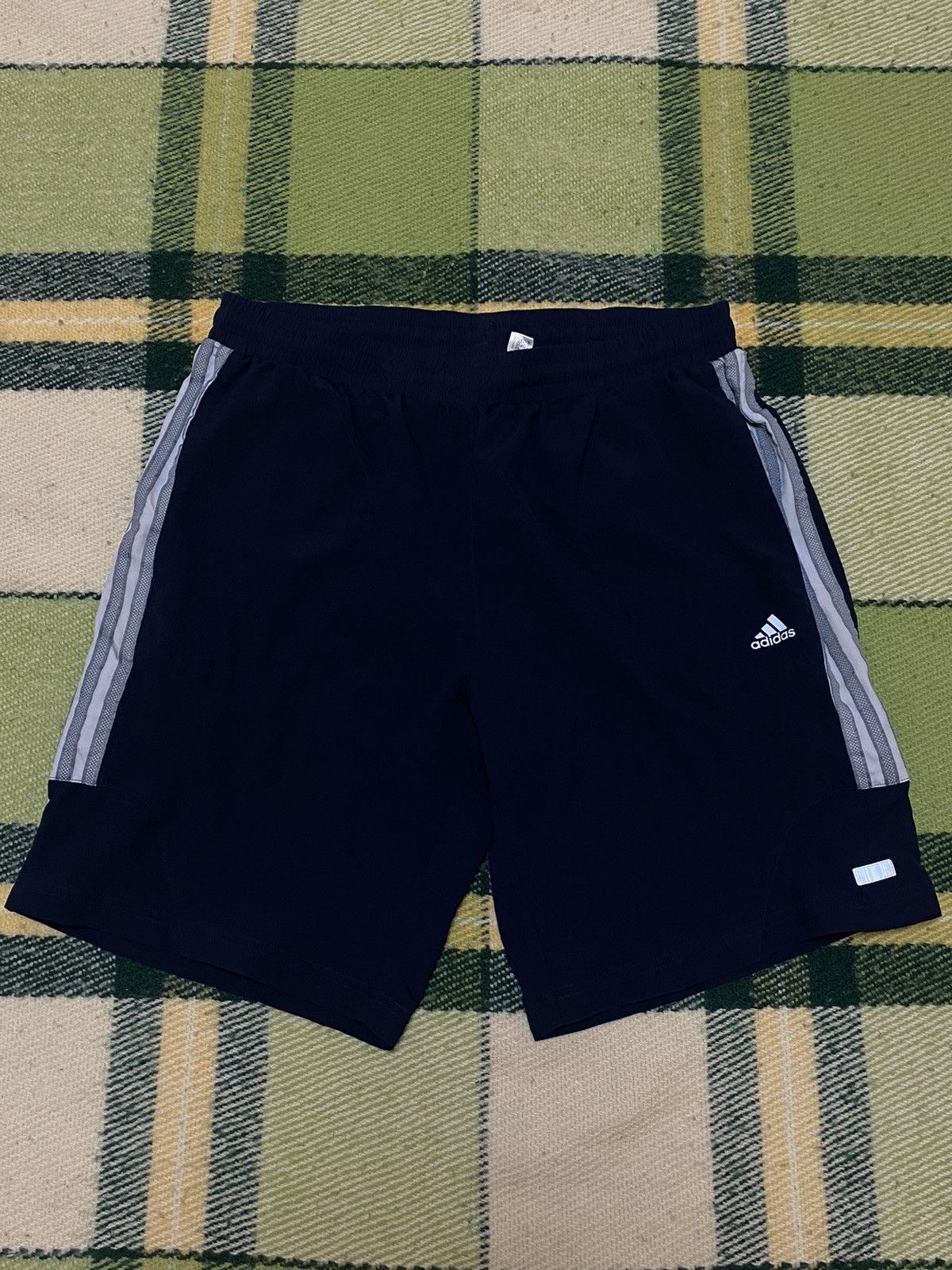 Adidas Vintage Adidas shorts streetwear y2k casual style size M Size US 32 / EU 48 - 1 Thumbnail