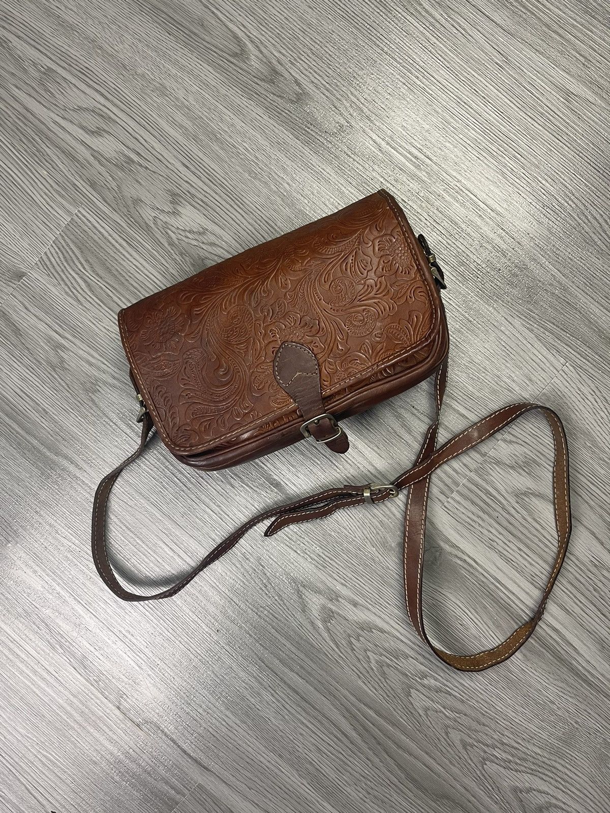 Genuine Leather Unisex! Floral motif crafted leather box crossbody bag Size ONE SIZE - 1 Thumbnail