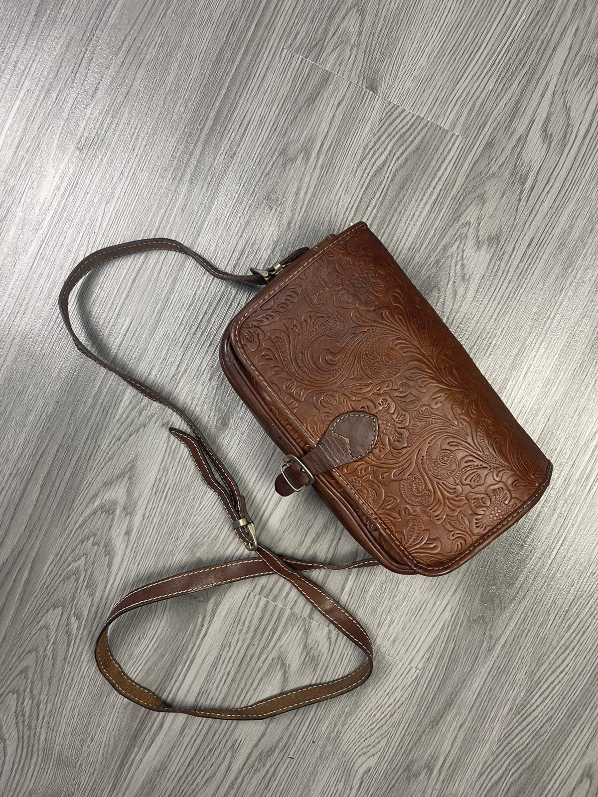 Genuine Leather Unisex! Floral motif crafted leather box crossbody bag Size ONE SIZE - 9 Thumbnail
