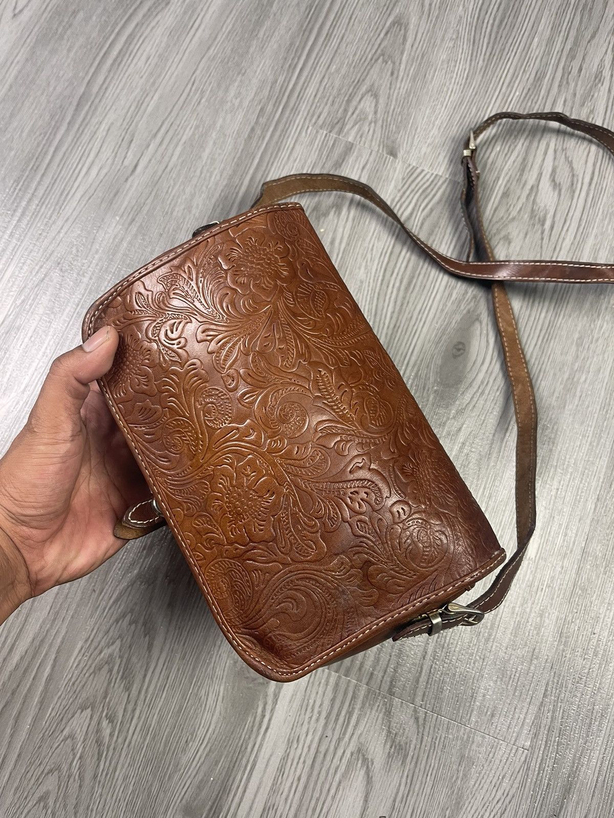 Genuine Leather Unisex! Floral motif crafted leather box crossbody bag Size ONE SIZE - 4 Thumbnail