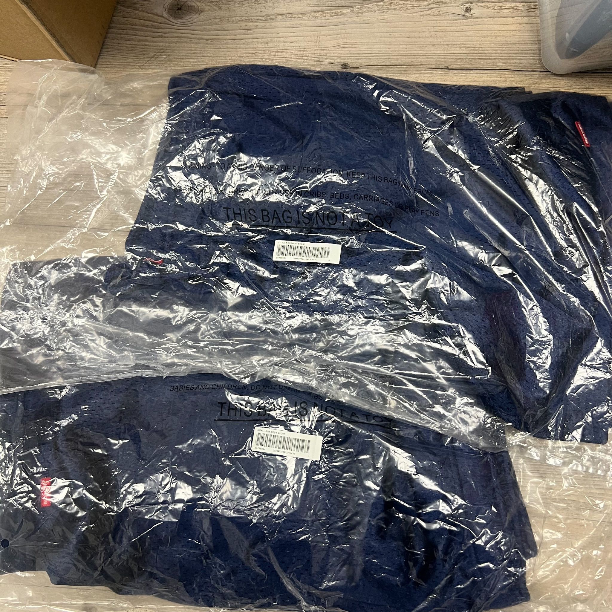 Supreme Small Box Baggy Mesh Shorts Navy • L